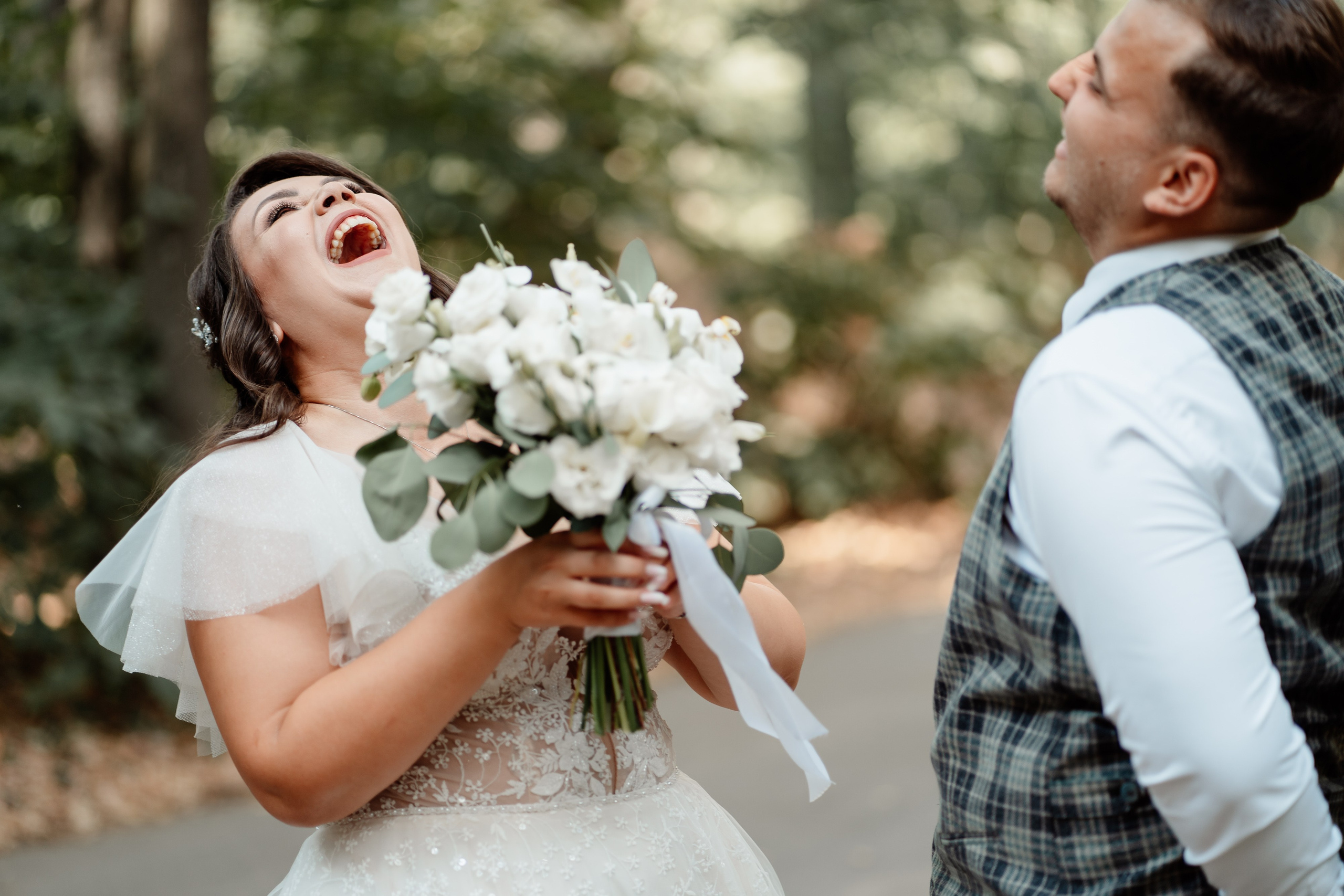 Moment emoționant între miri în ziua nunții, surprins într-un cadru natural și romantic, la Daimon Events. Fotografie de nuntă profesională, editată artistic pentru a evidenția emoția și eleganța evenimentului.
