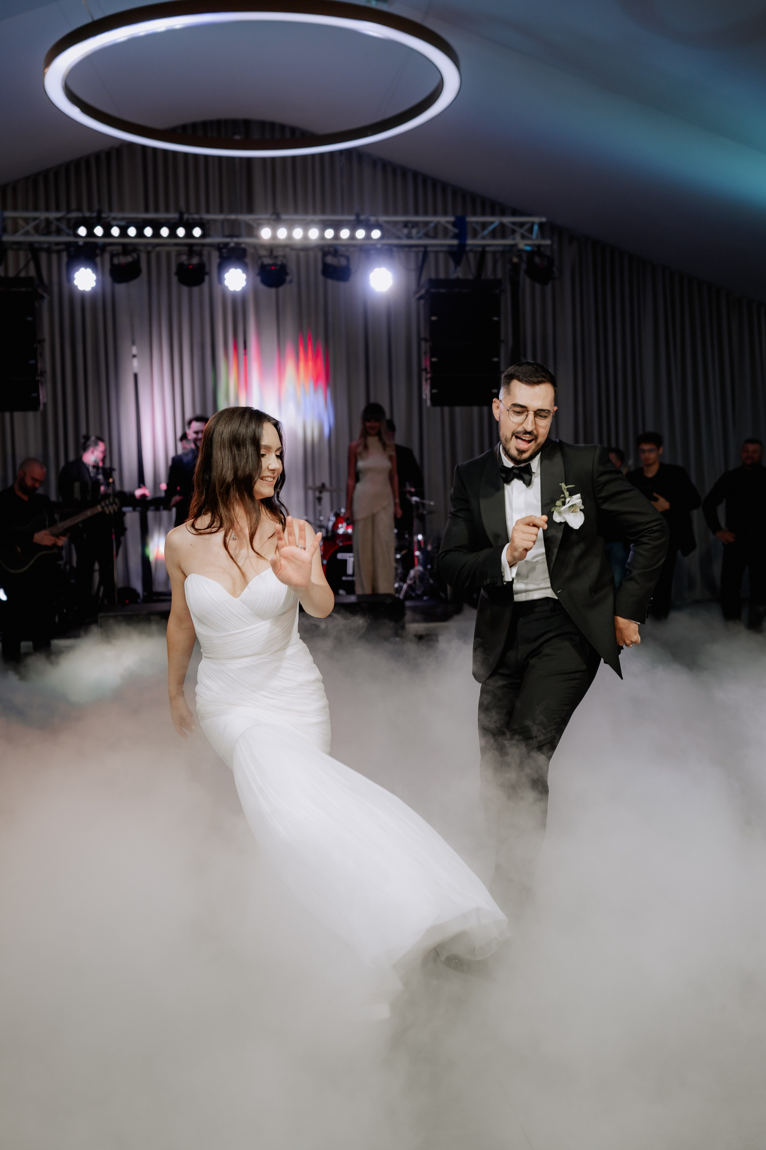 Cununie civila in aer liber , artificii de zi colorate , decor nunta , nunta la Hotel Traian. Proud Vision Weddings | Wedding Photography & Film — Servicii profesionale Foto Video Nunta Iasi