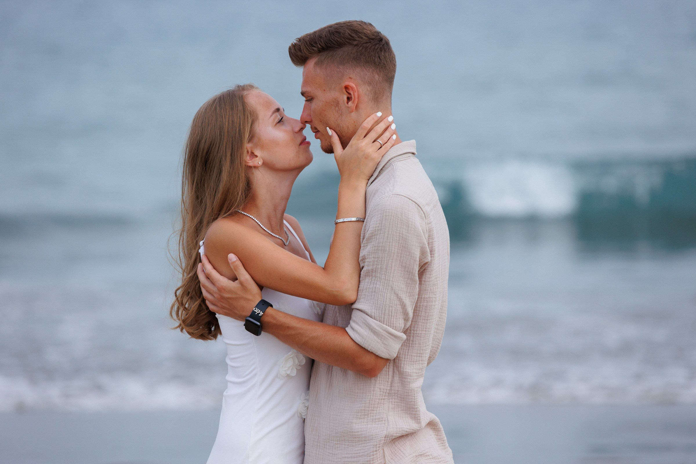 Couple in love walking by Faro Maspalomas lighthouse – vacation photo by Slavik Robtsenkov