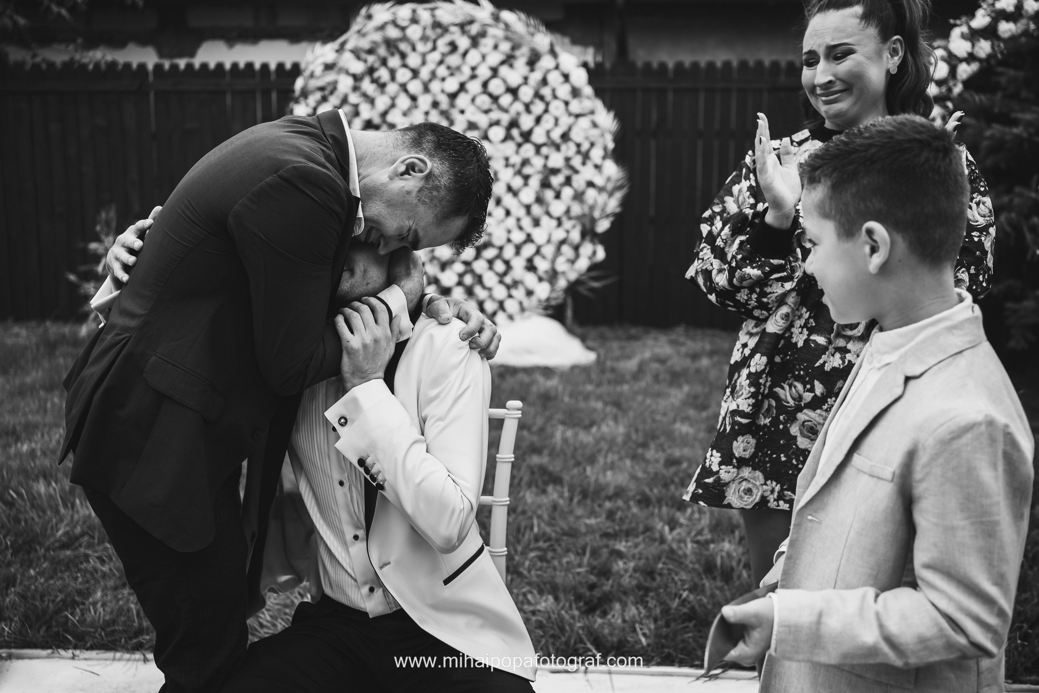 Moment emoționant între miri în ziua nunții, surprins într-un cadru natural și romantic, la Bolintin-Vale. Fotografie de nuntă profesională, editată artistic pentru a evidenția emoția și eleganța evenimentului.