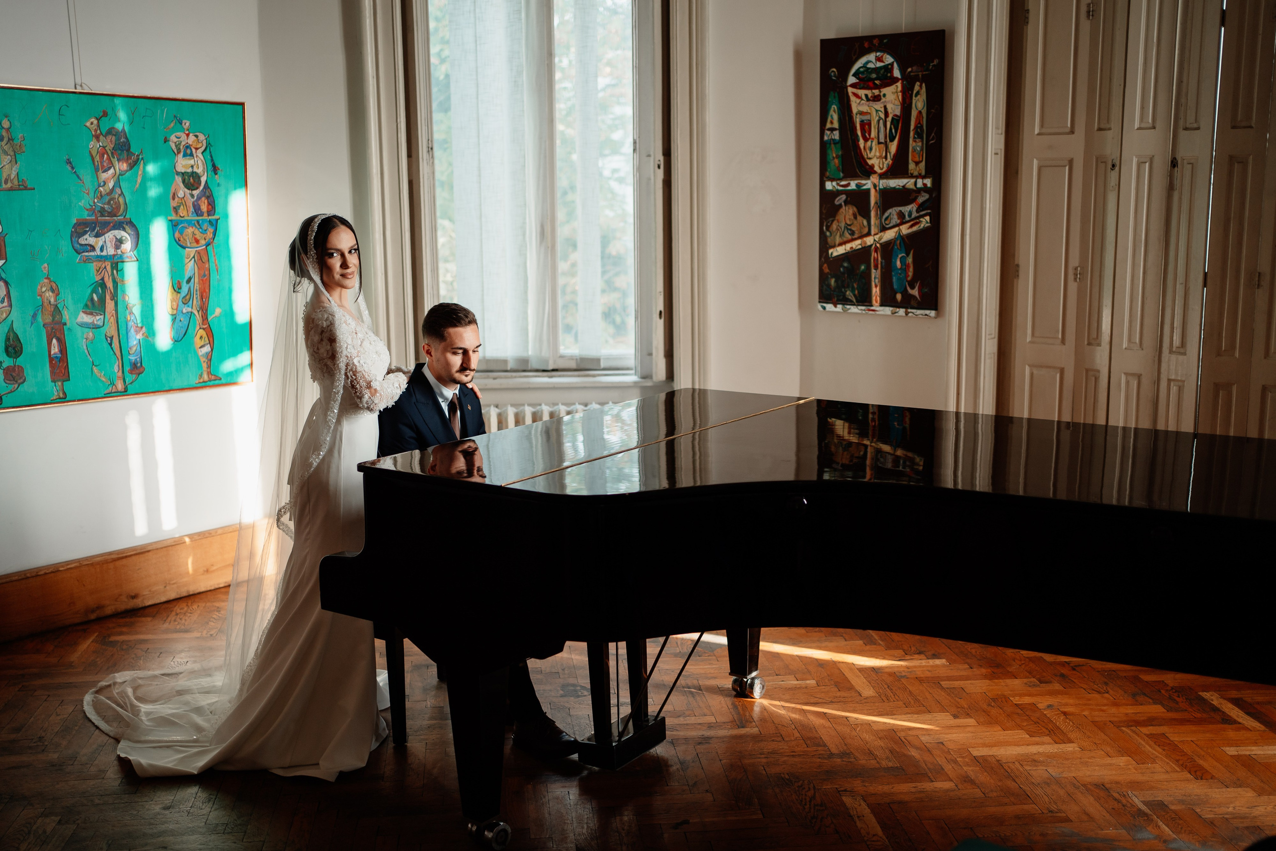 Moment emoționant între miri în ziua nunții, surprins într-un cadru natural și romantic, la Reina Events. Fotografie de nuntă profesională, editată artistic pentru a evidenția emoția și eleganța evenimentului.