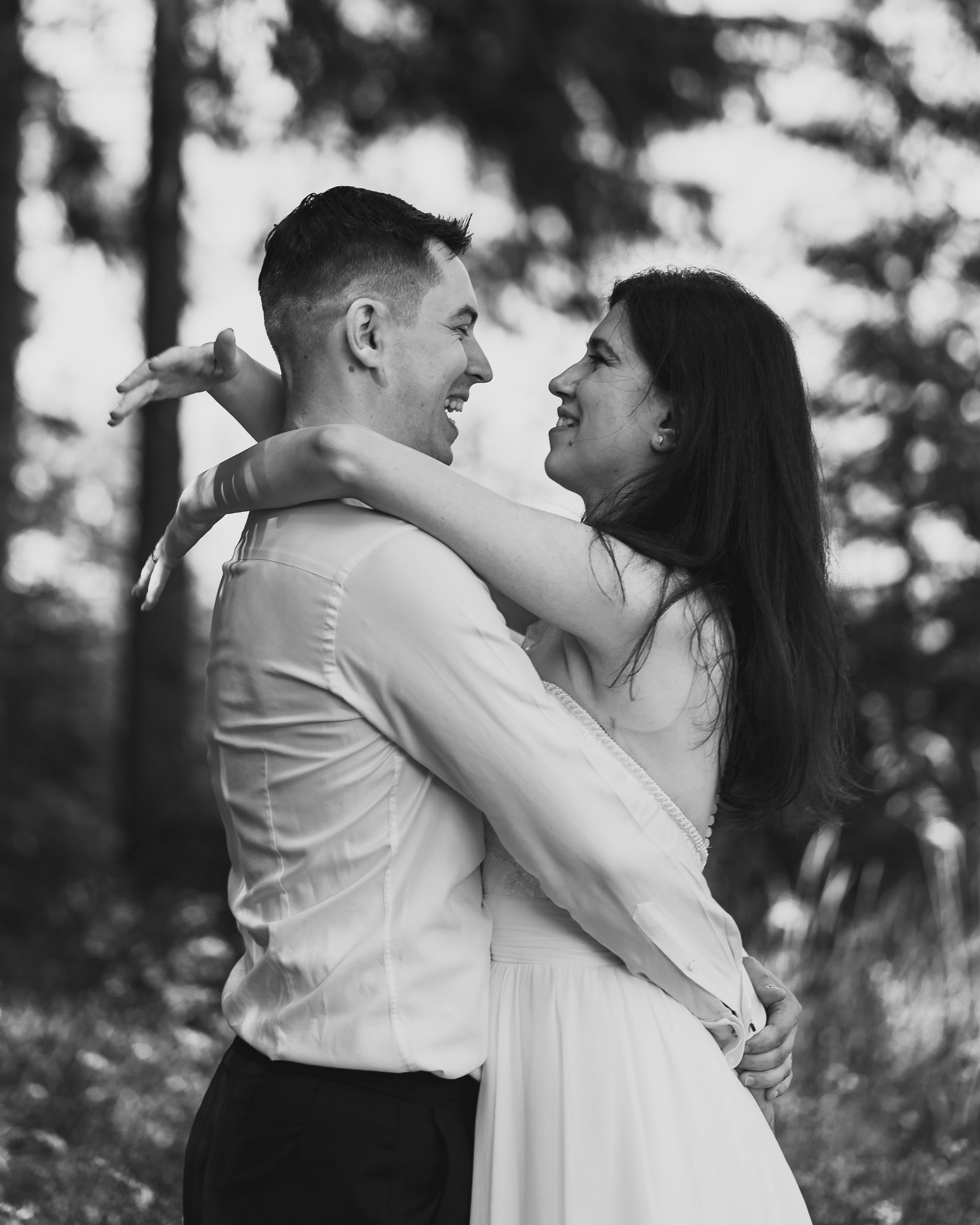 Moment emoționant între miri în ziua nunții, surprins într-un cadru natural și romantic, la Lacul Bolboci. Fotografie de nuntă profesională, editată artistic pentru a evidenția emoția și eleganța evenimentului.