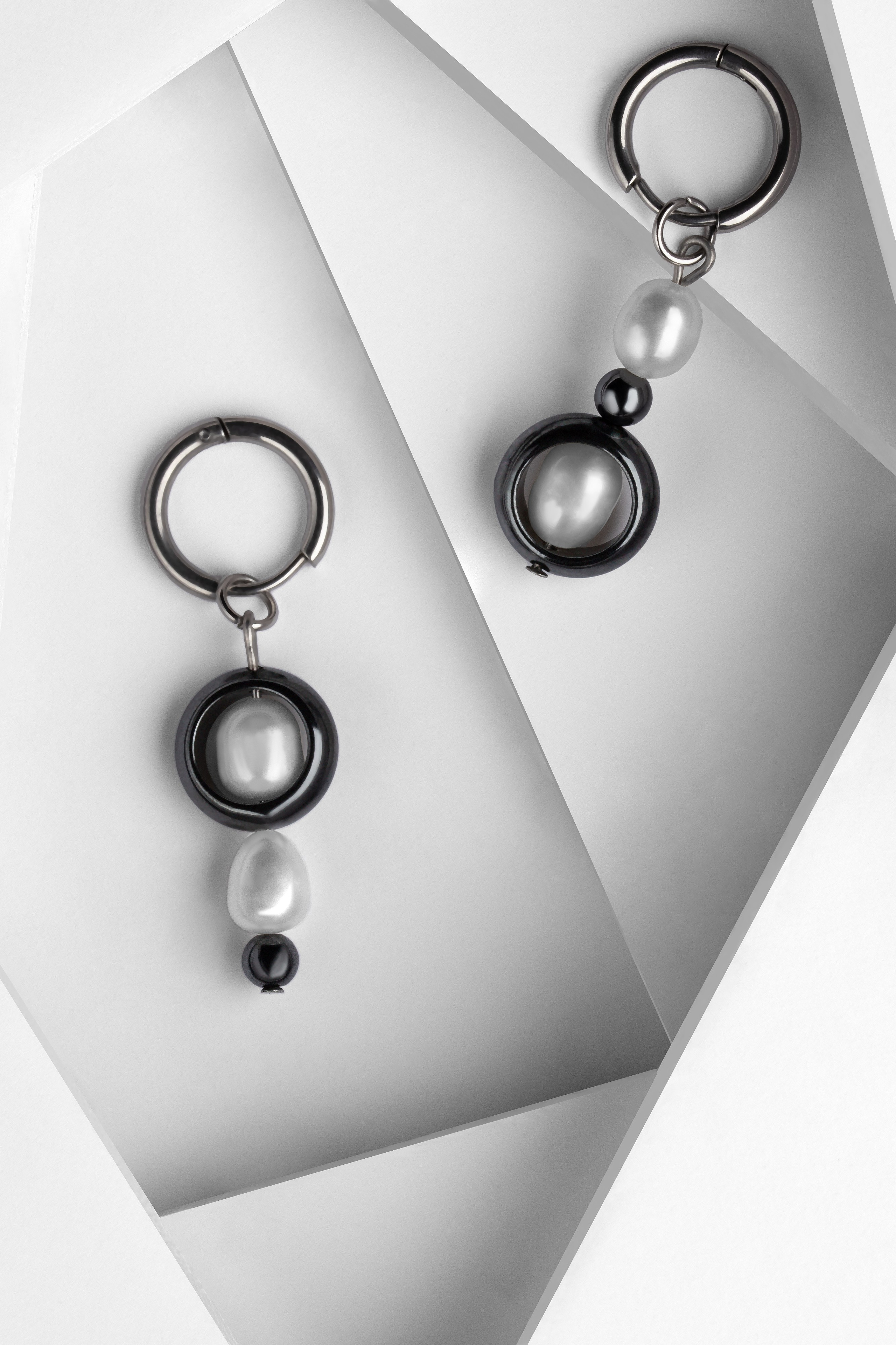 Fotografía de pulsera de oro en muñeca de modelo