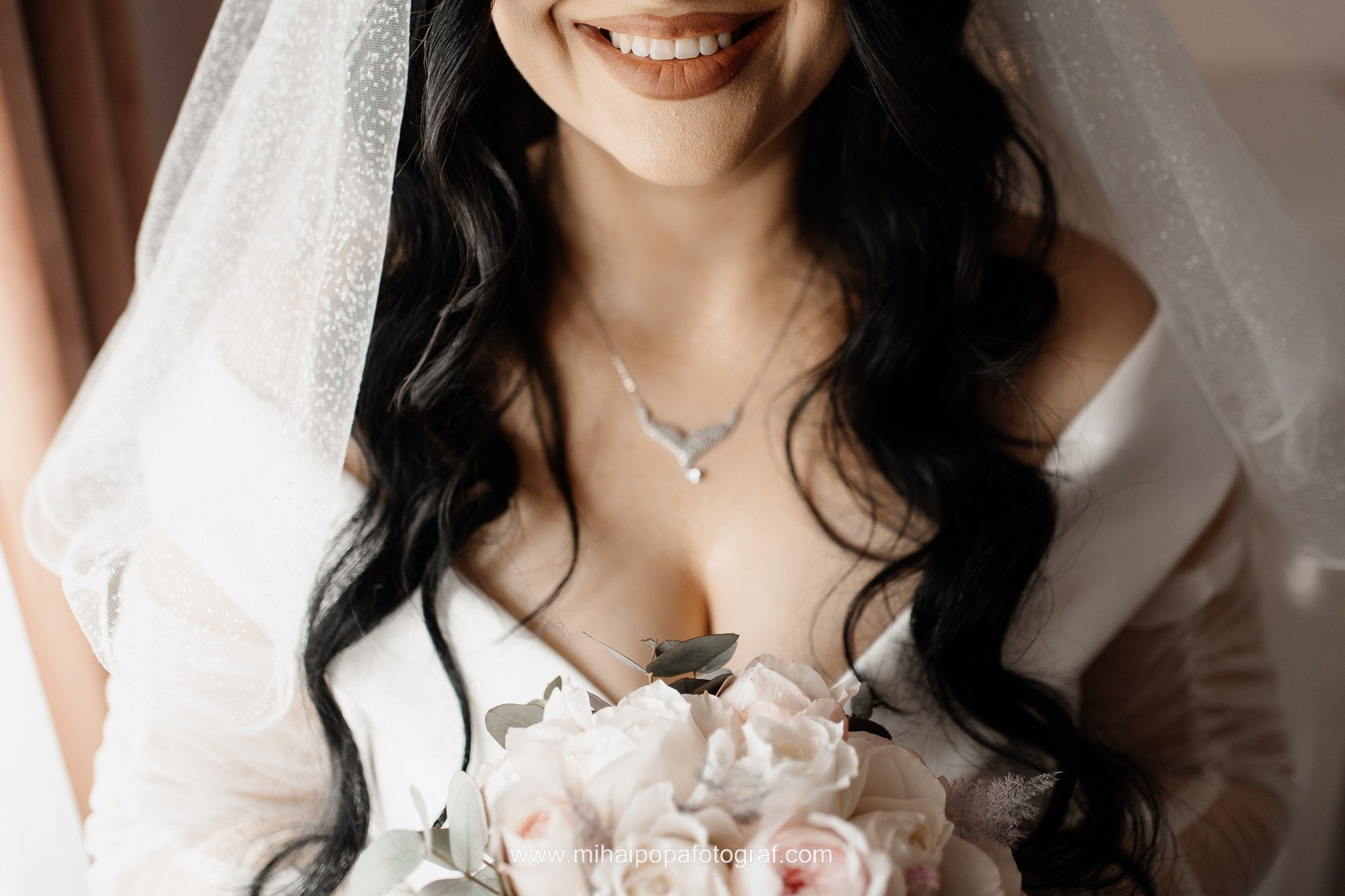 Moment emoționant între miri în ziua nunții, surprins într-un cadru natural și romantic, la Cazinoul Constanta. Fotografie de nuntă profesională, editată artistic pentru a evidenția emoția și eleganța evenimentului.