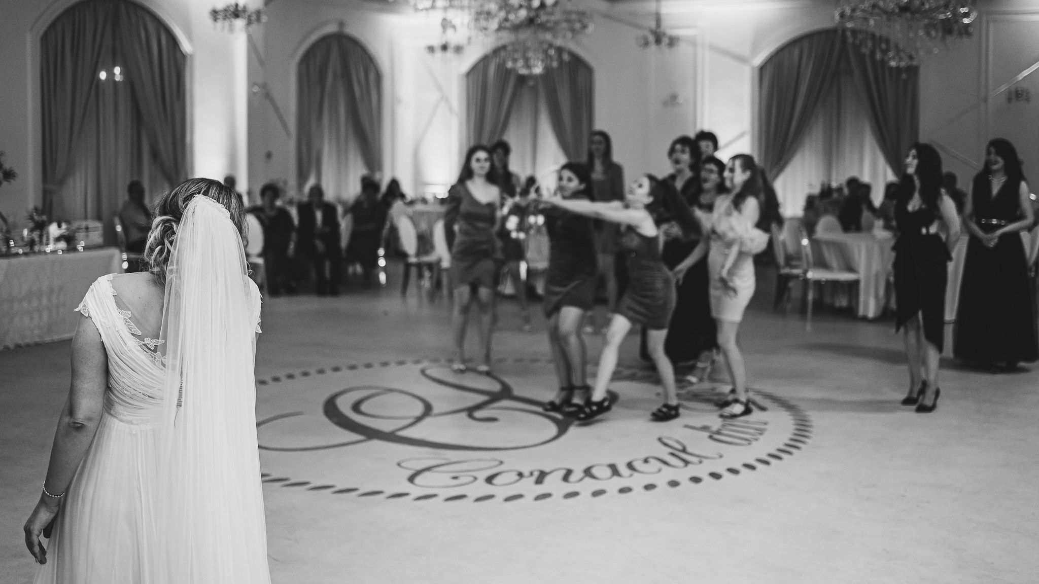 Moment emoționant între miri în ziua nunții, surprins într-un cadru natural și romantic, la Conacul din Livada. Fotografie de nuntă profesională, editată artistic pentru a evidenția emoția și eleganța evenimentului.