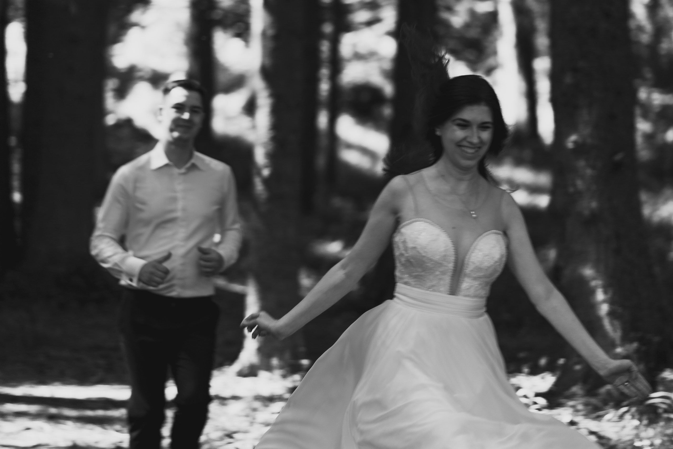 Moment emoționant între miri în ziua nunții, surprins într-un cadru natural și romantic, la Lacul Bolboci. Fotografie de nuntă profesională, editată artistic pentru a evidenția emoția și eleganța evenimentului.