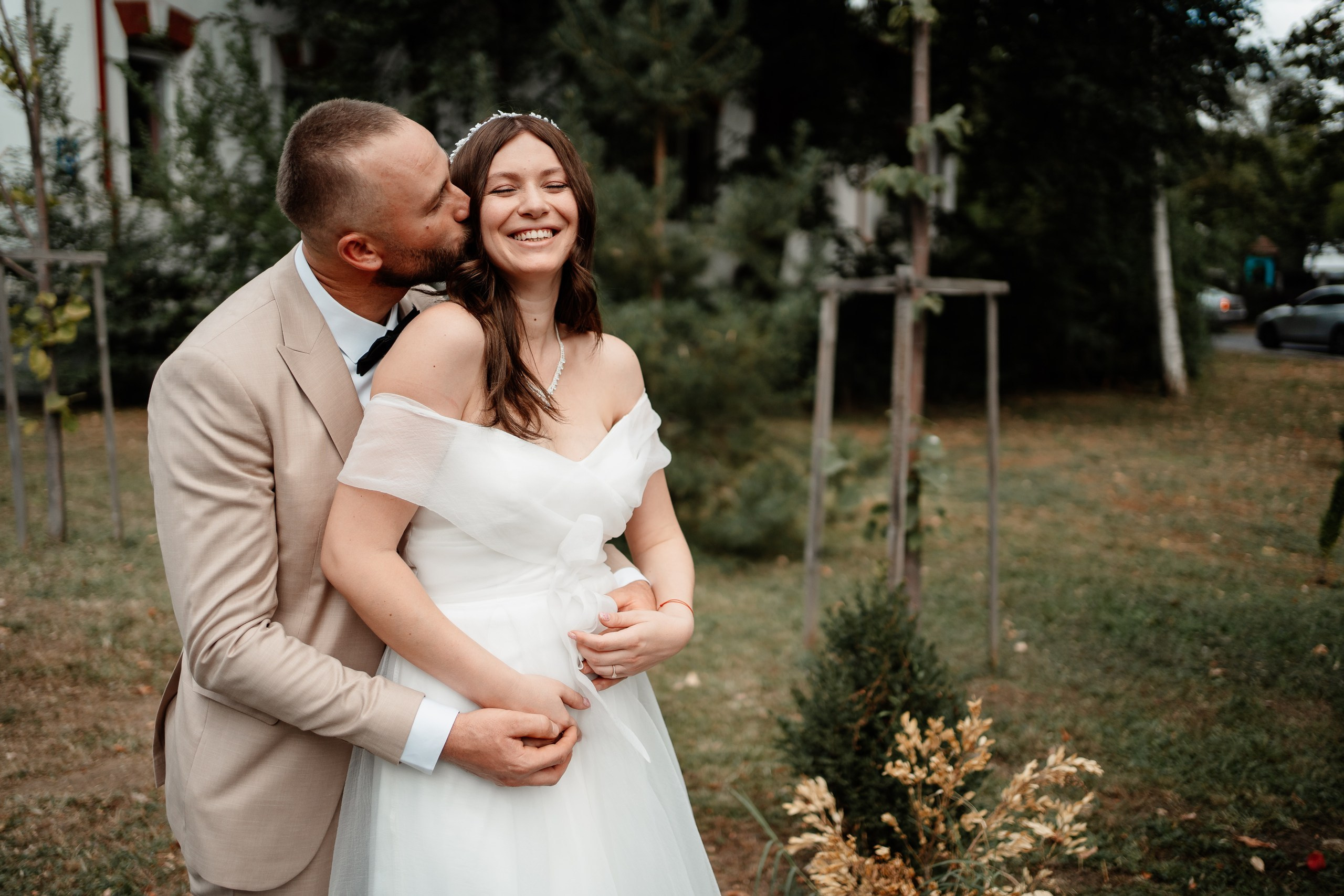Miri fericiți în fața oficiului stării civile din Bucuresti, Sector 1, celebrând începutul unei noi vieți împreună. Fotografie de cununie civilă, capturând naturalețea și bucuria momentului special.