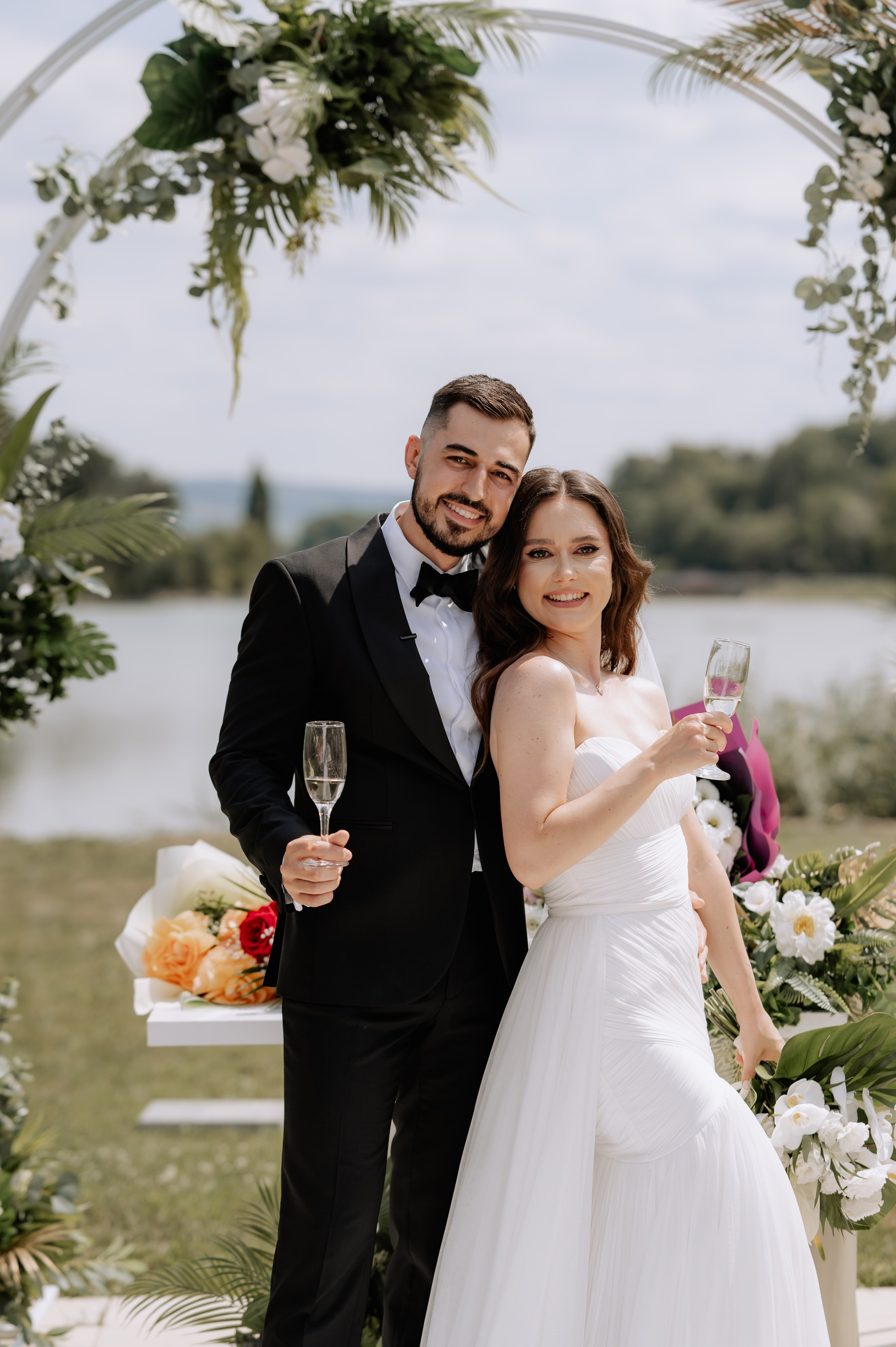 Cununie civila in aer liber , artificii de zi colorate , decor nunta , nunta la Hotel Traian. Proud Vision Weddings | Wedding Photography & Film — Servicii profesionale Foto Video Nunta Iasi