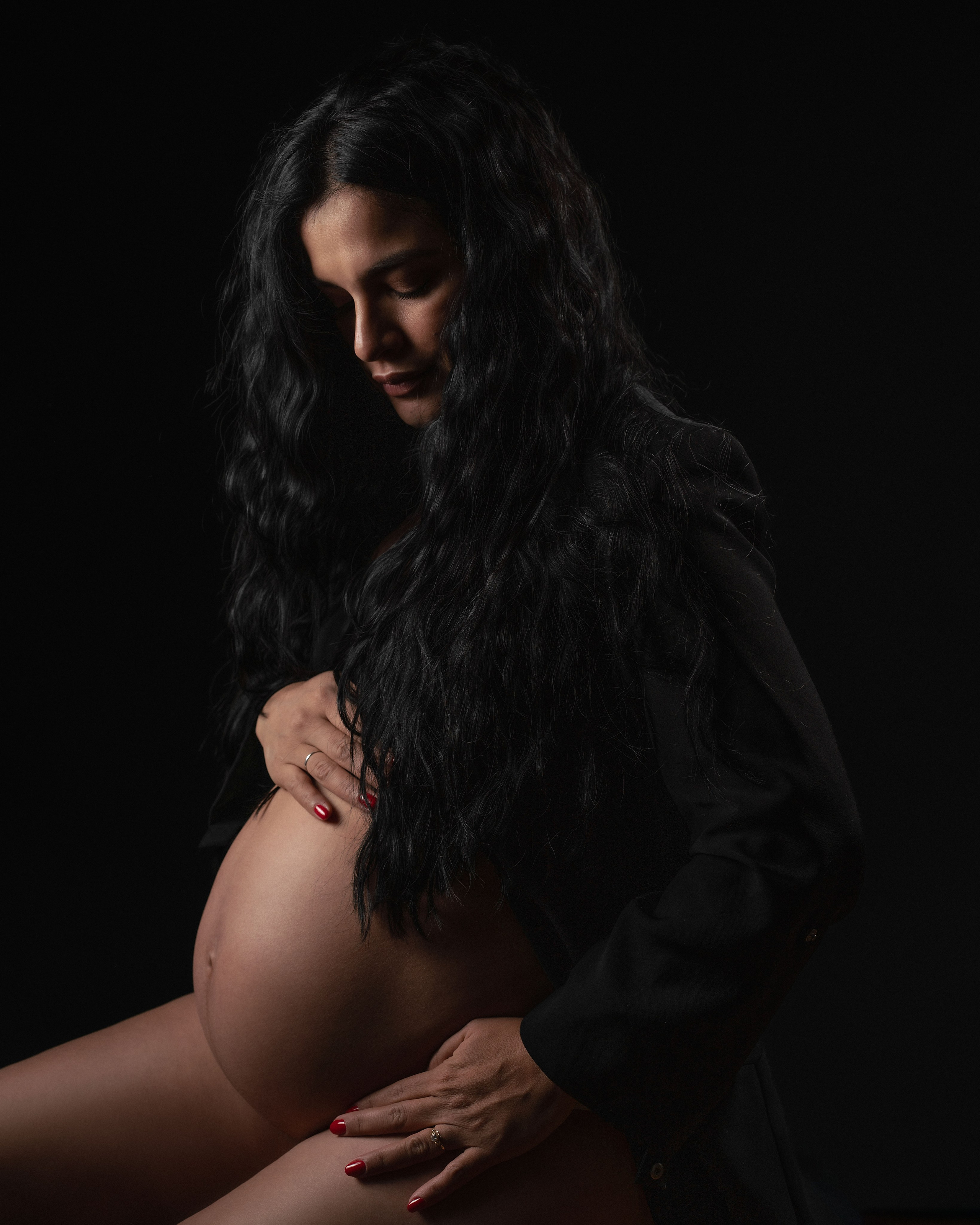 embzrazada fondo negro 