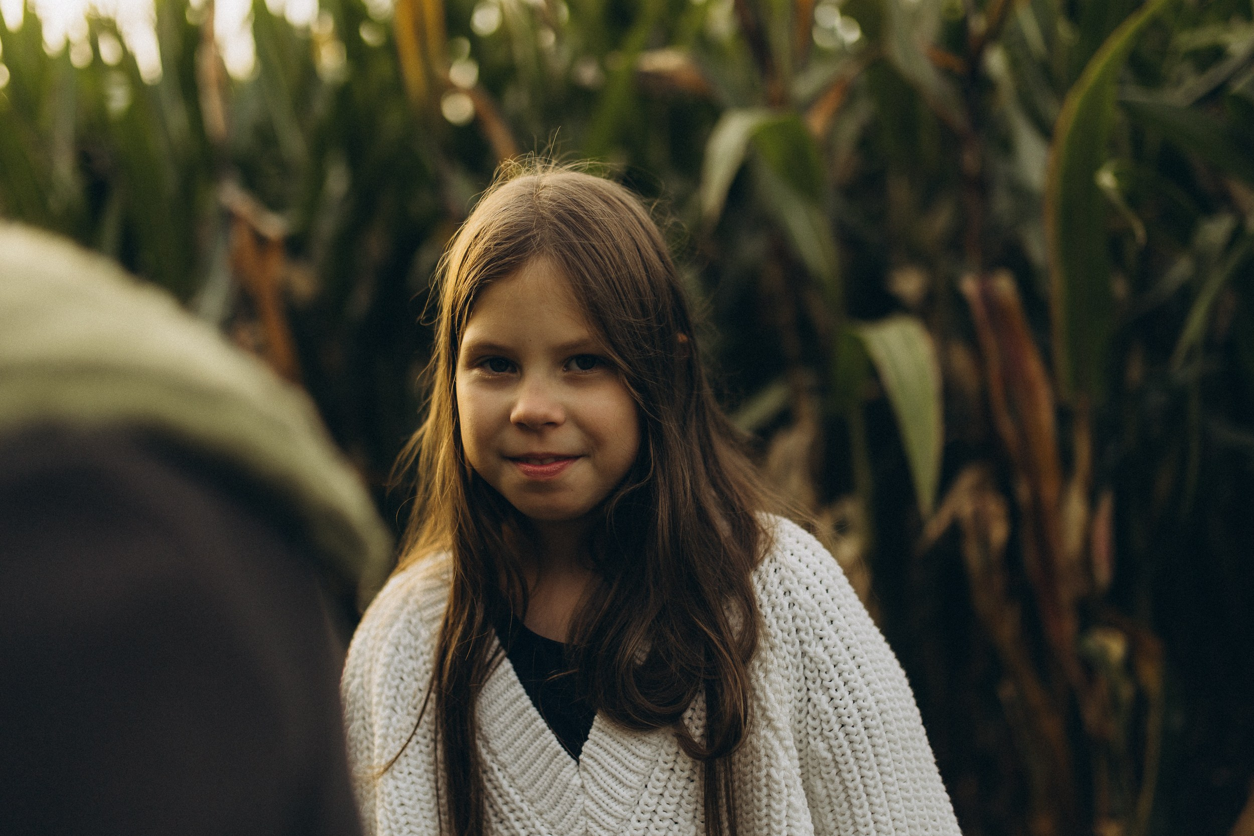 Mama und ihre zwei bezaubernden Töchter in einer familiären Fotosession. Familien & Hochzeitfotografin Nadja Holzmann