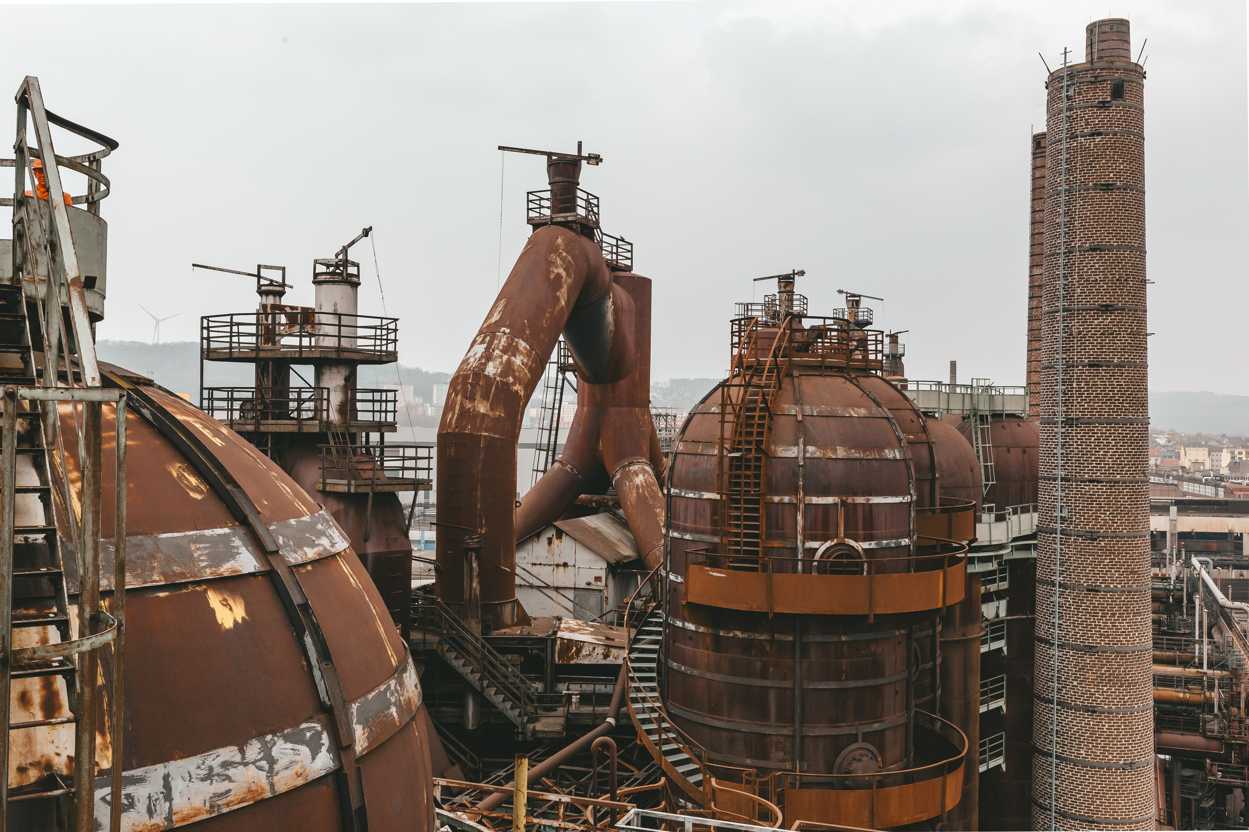 Вид сверху на сеть труб и переходов в индустриальном пространстве.