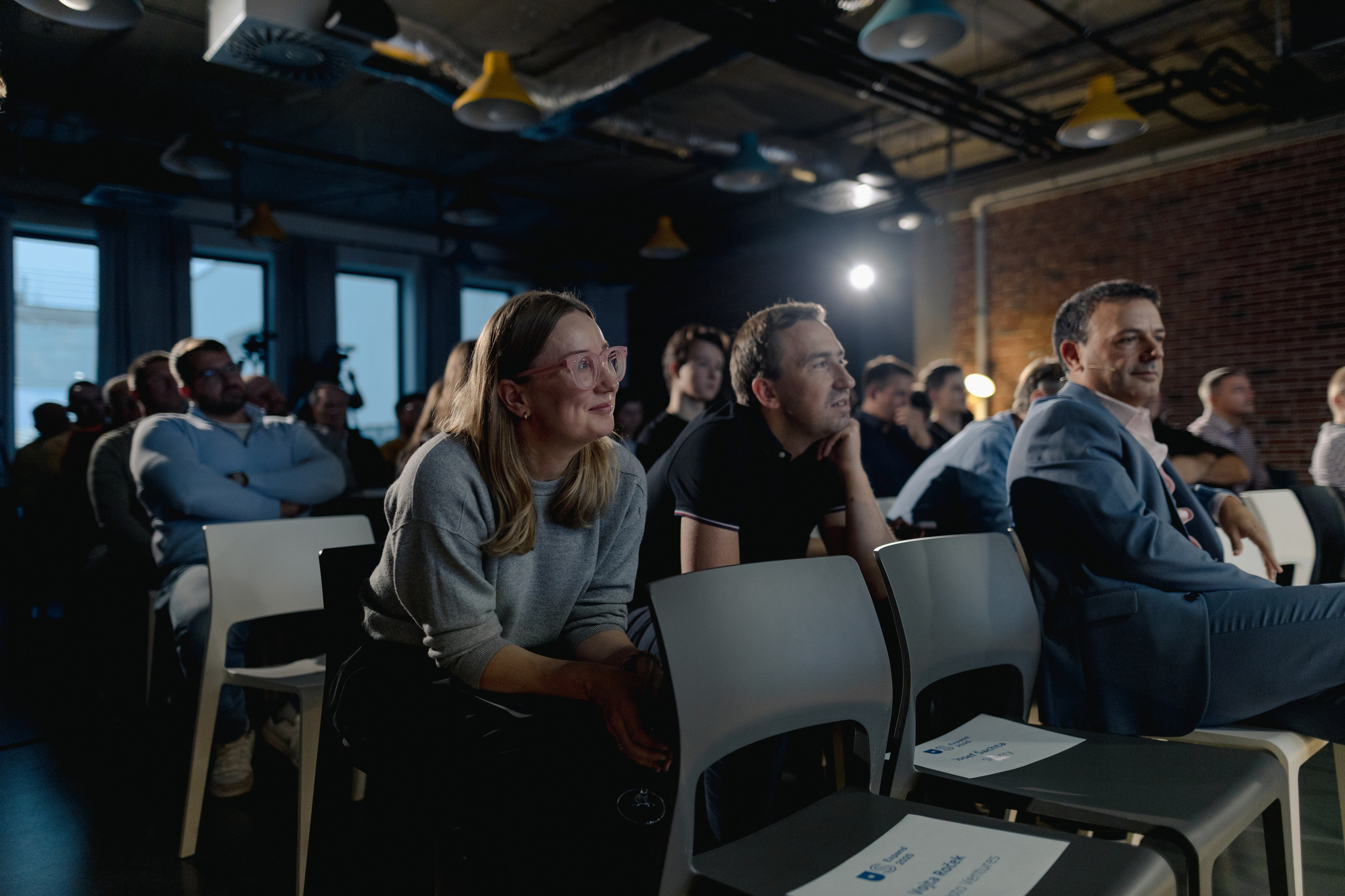 Firemní fotograf Praha. Dana Lišková — Empatická fotografka | Introspektivní umělkyně | Neurodivergentní koučka| Zakladatelka Artepy.cz