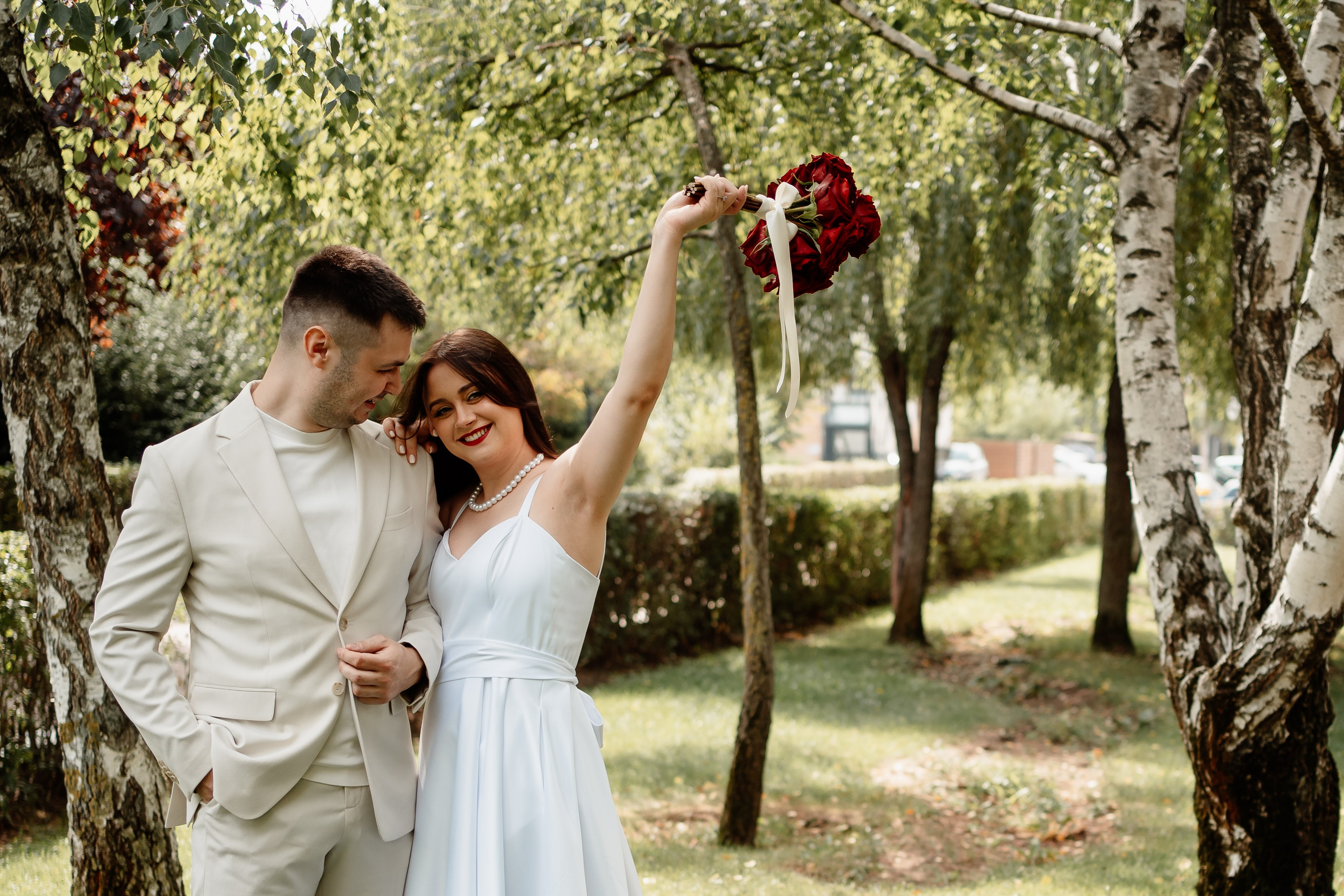Miri fericiți în fața oficiului stării civile din Ilfov, celebrând începutul unei noi vieți împreună. Fotografie de cununie civilă, capturând naturalețea și bucuria momentului special.