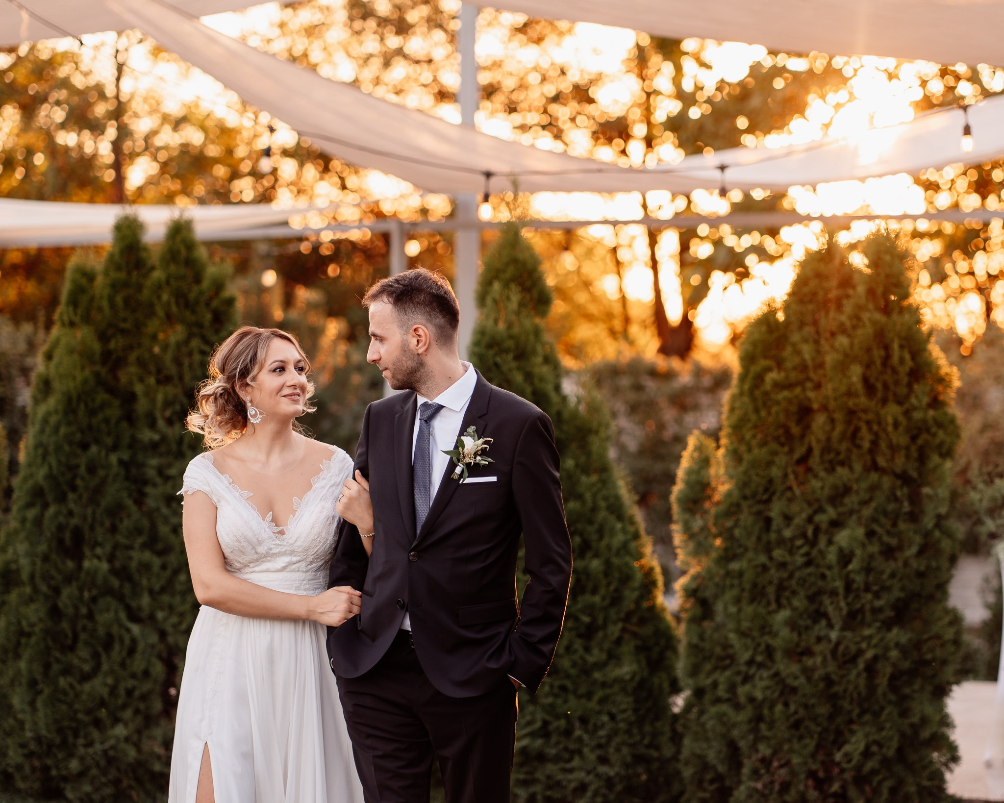Moment emoționant între miri în ziua nunții, surprins într-un cadru natural și romantic, la Conacul din Livada. Fotografie de nuntă profesională, editată artistic pentru a evidenția emoția și eleganța evenimentului.