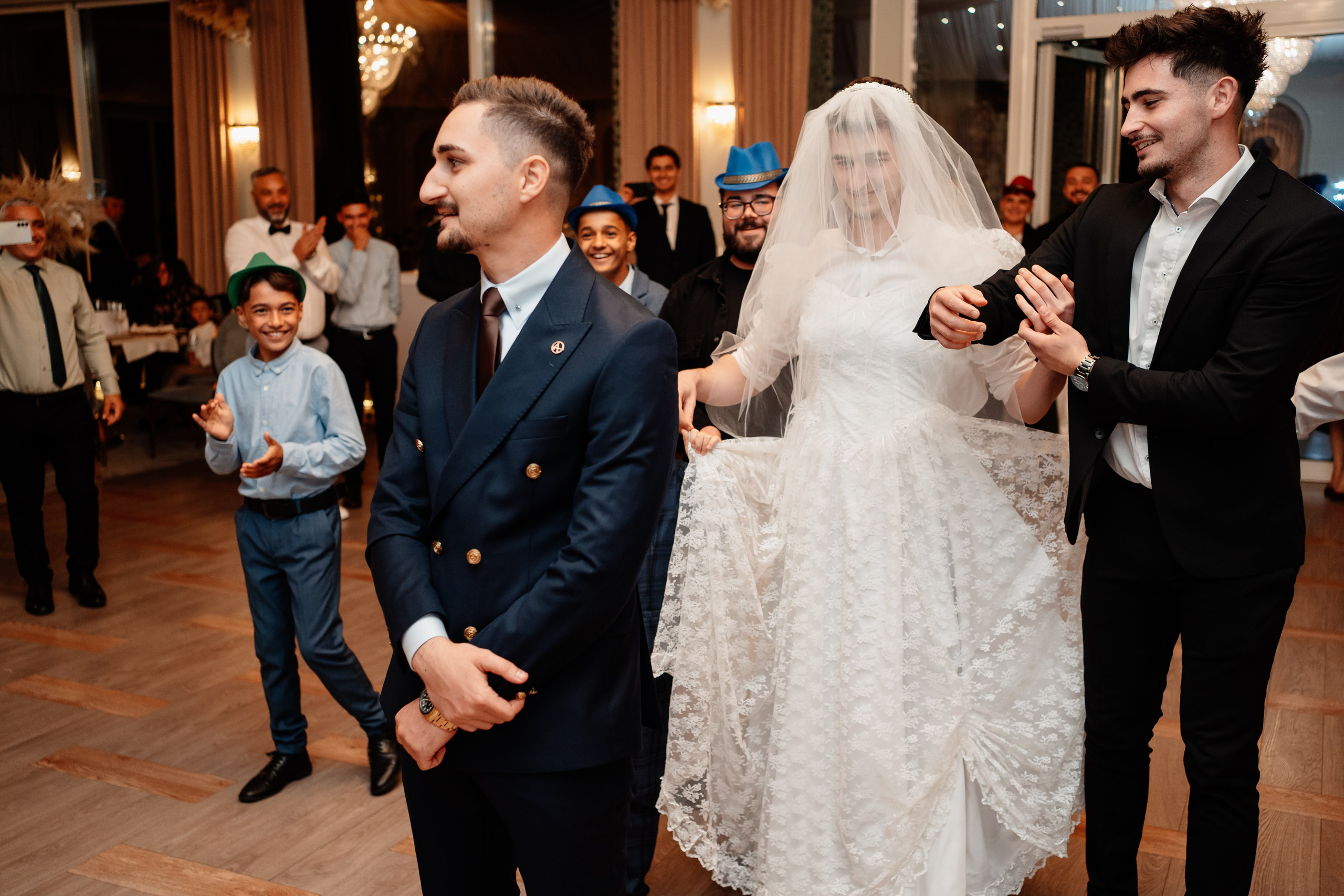 Moment emoționant între miri în ziua nunții, surprins într-un cadru natural și romantic, la Reina Events. Fotografie de nuntă profesională, editată artistic pentru a evidenția emoția și eleganța evenimentului.