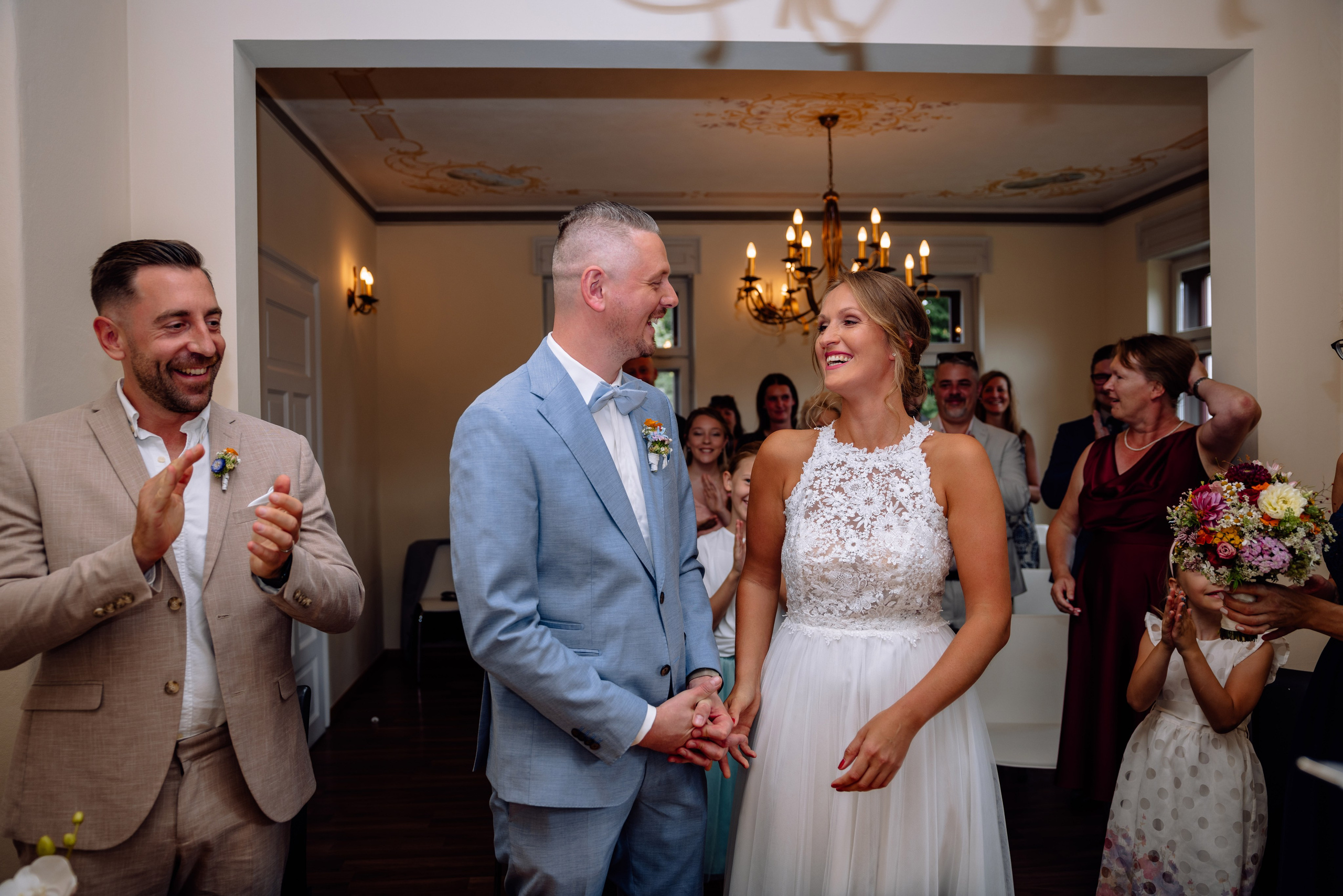 Sandra und Kevin: Standesamt Unterföring und Friedensengel. Hochzeitsfotograf München Taufe Familienfotograf Tanja Mauke