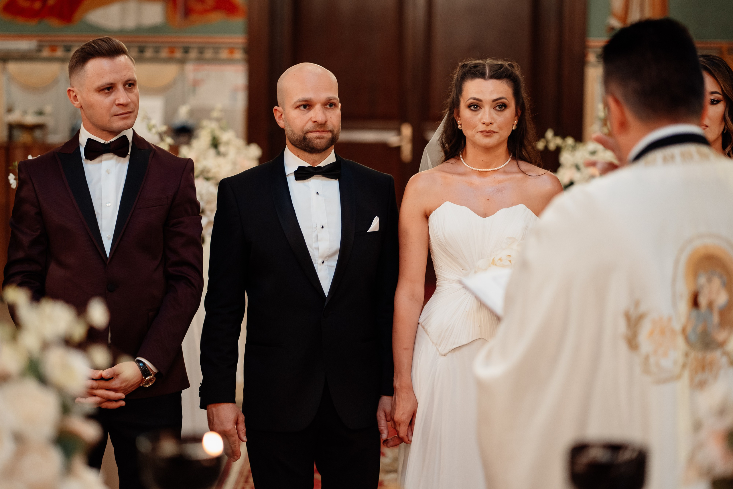 Moment emoționant între miri în ziua nunții, surprins într-un cadru natural și romantic, la Bokka Buftea. Fotografie de nuntă profesională, editată artistic pentru a evidenția emoția și eleganța evenimentului.