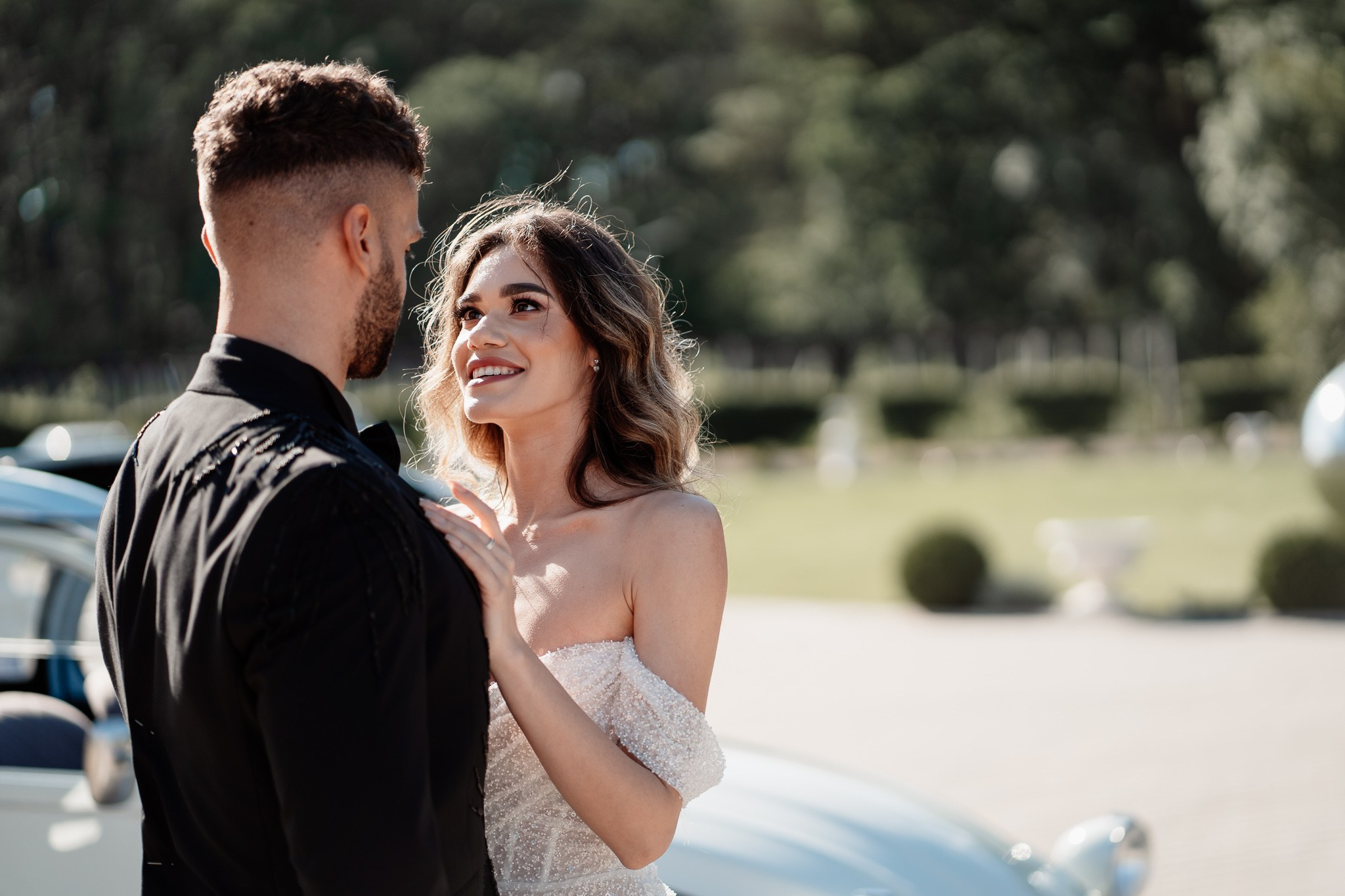 Moment emoționant între miri în ziua nunții, surprins într-un cadru natural și romantic, la Domeniul cu Ciresi. Fotografie de nuntă profesională, editată artistic pentru a evidenția emoția și eleganța evenimentului.