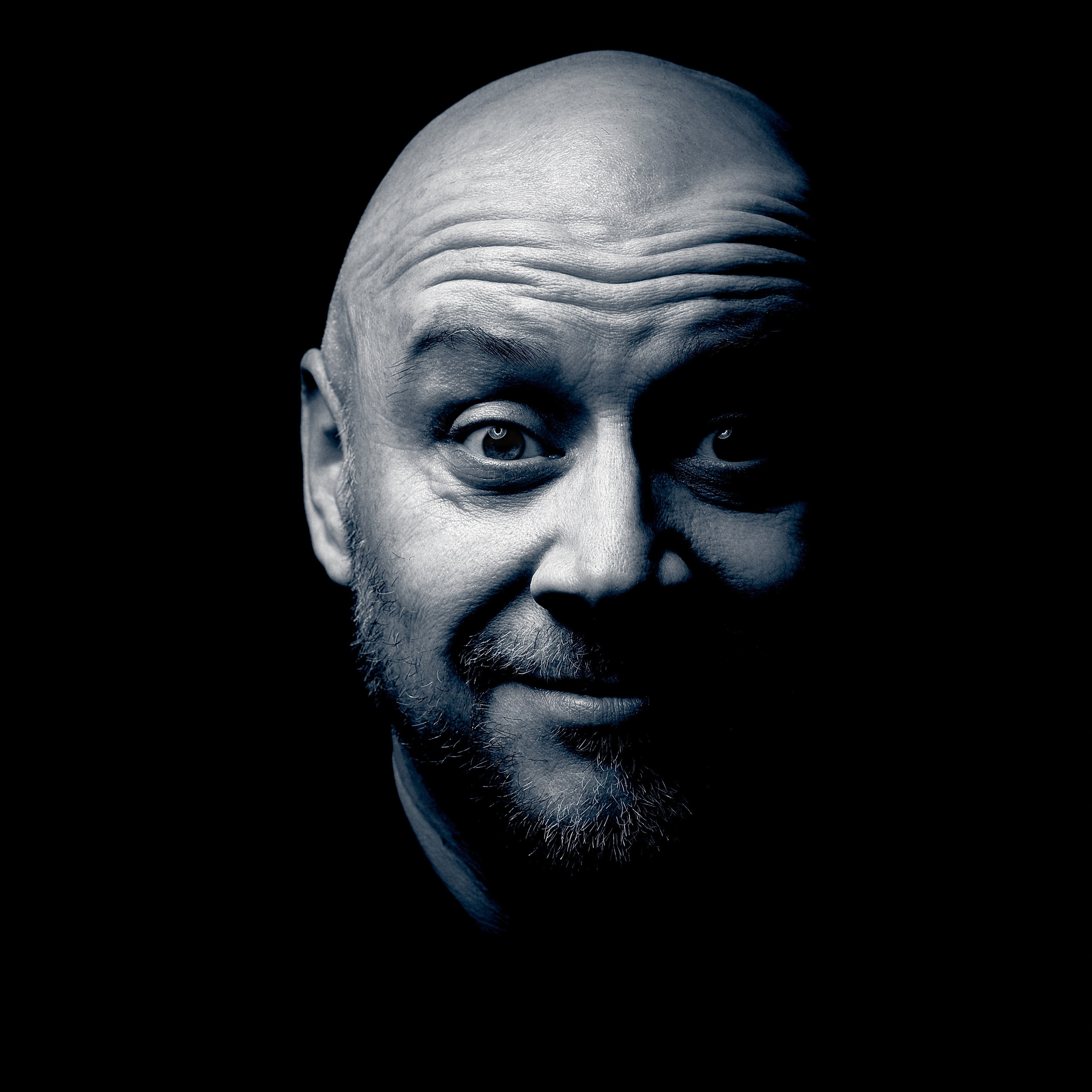 Portretowy fotograf Andriej Szypiłow - Spojrzenie na Kumpla w stylu Noir. Każdy z nas ma swoją ciemną stronę… Portret czarno-biały. BW. Black and White Portrait.
