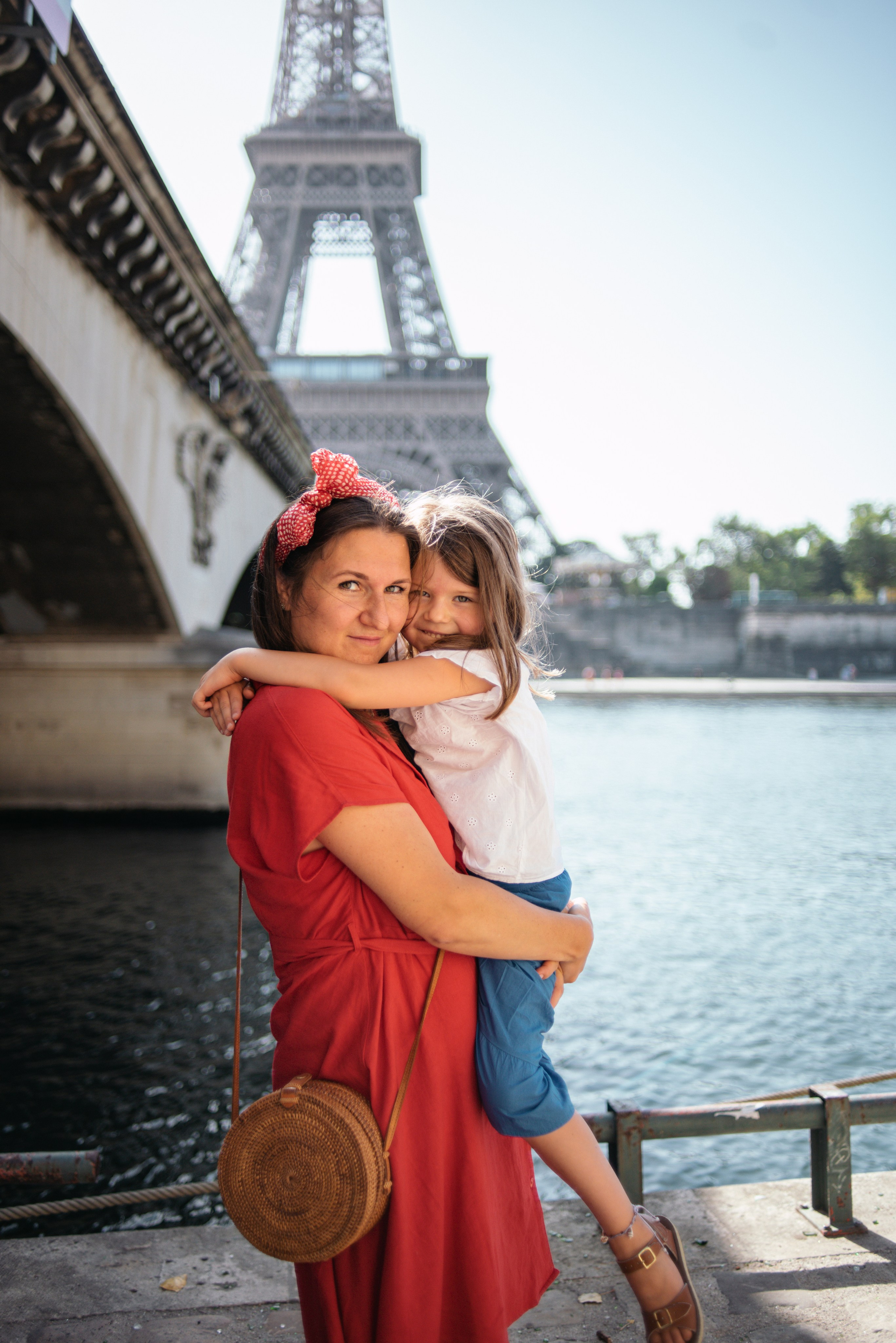 Elegant family moments by the Eiffel tower. Ksenia Marchand/ Lifestyle photographer in Paris