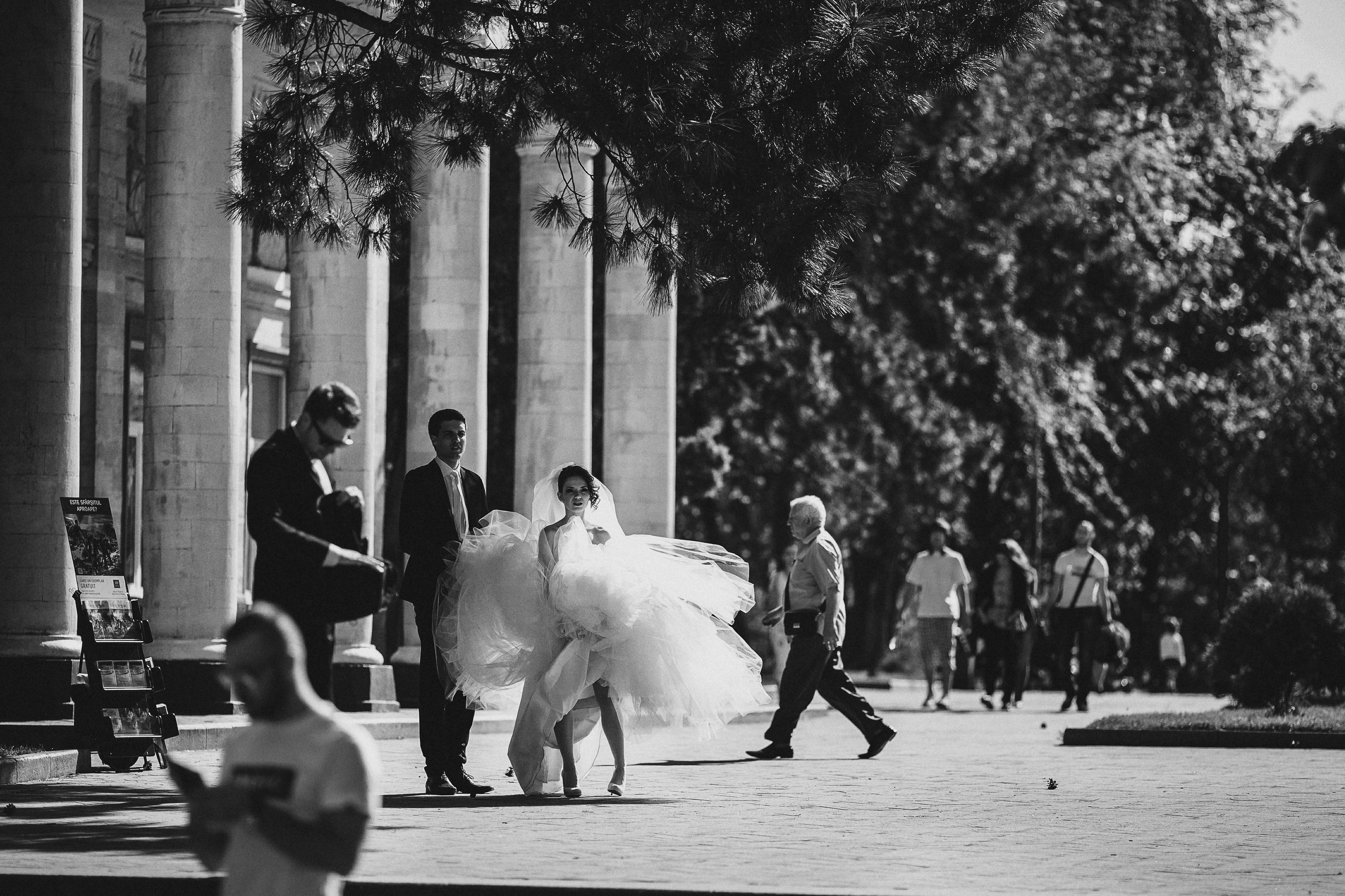 Фотограф в Ирландии чёрно-белая в ожидании машины перемещение в ресторан жених невеста свадьба парк