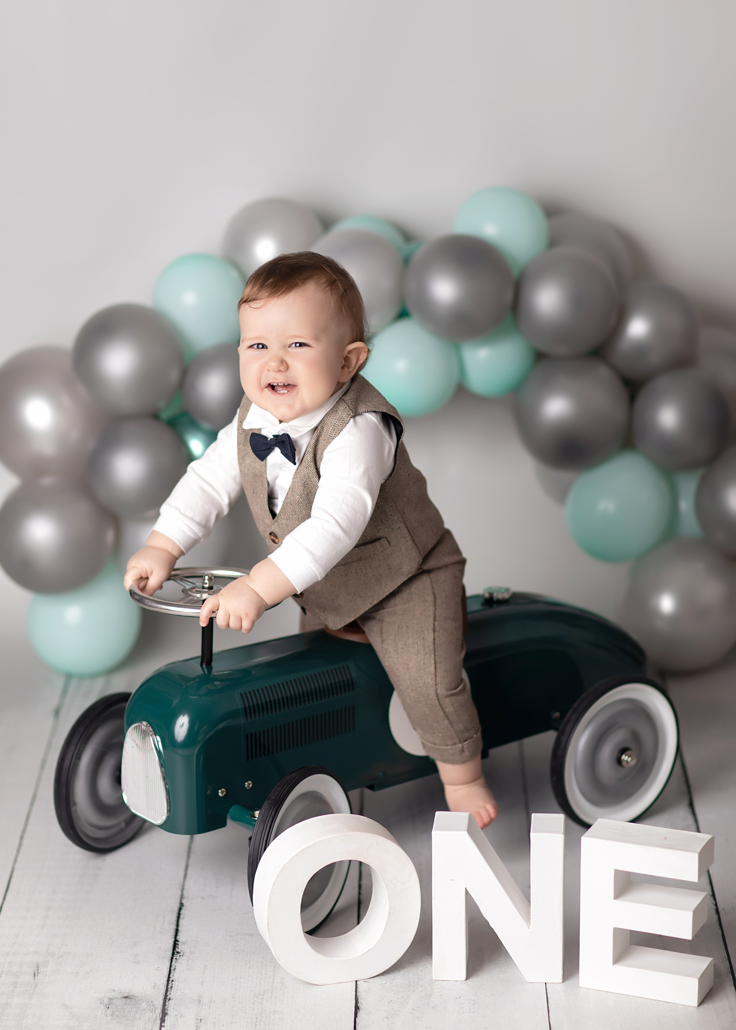 Fira ditt barns första år med en glad och minnesvärd fotossession för att dokumentera detta speciella födelsedagsögonblick.