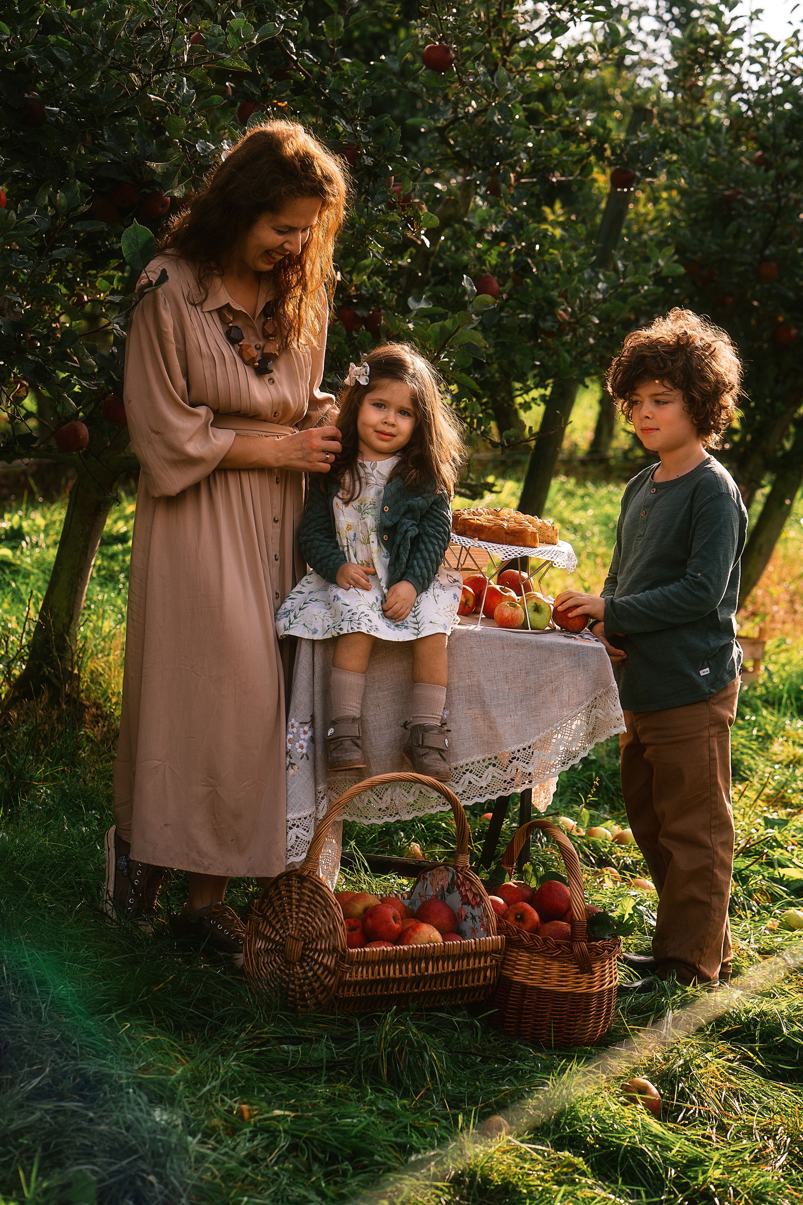 Apple Harvest. Family, Lifestyle and Portrait photograher in Trier, Germany