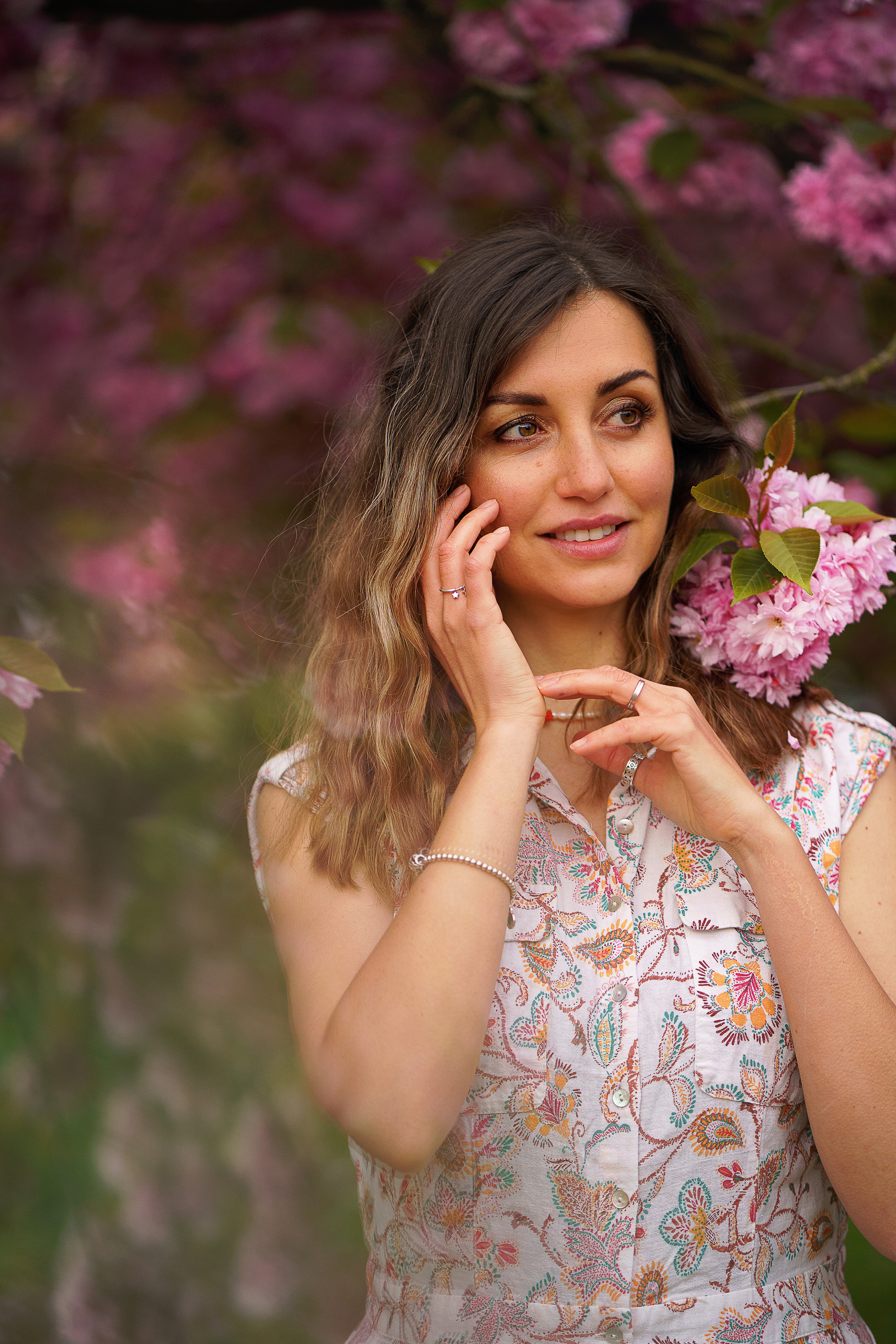 Ольга в цветущей сакуре. Семейный, детский и женский фотограф в Германии, Трире