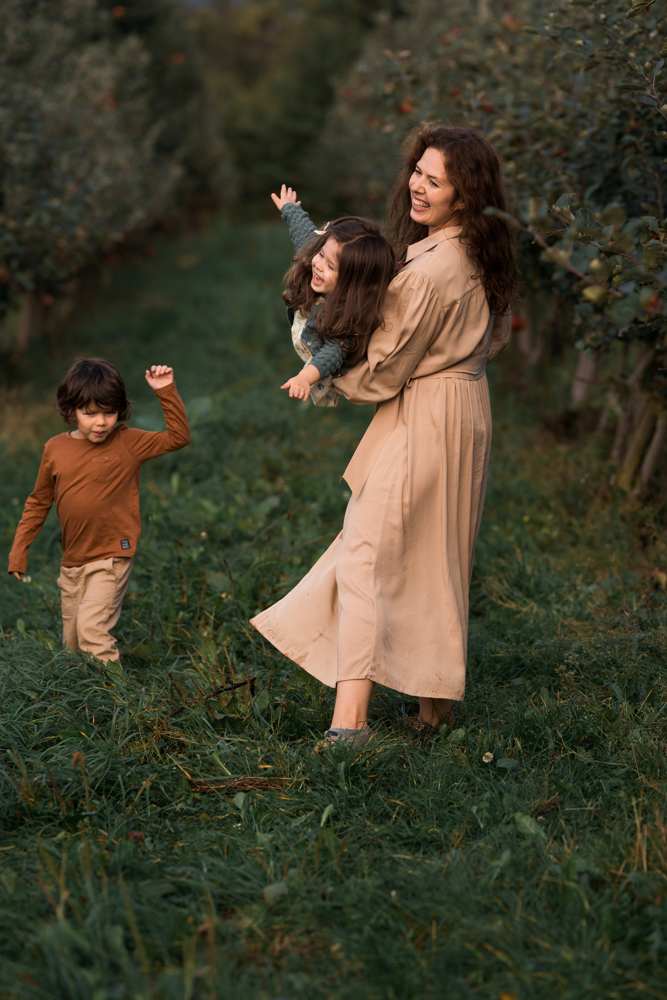 Apple Harvest. Family, Lifestyle and Portrait photograher in Trier, Germany