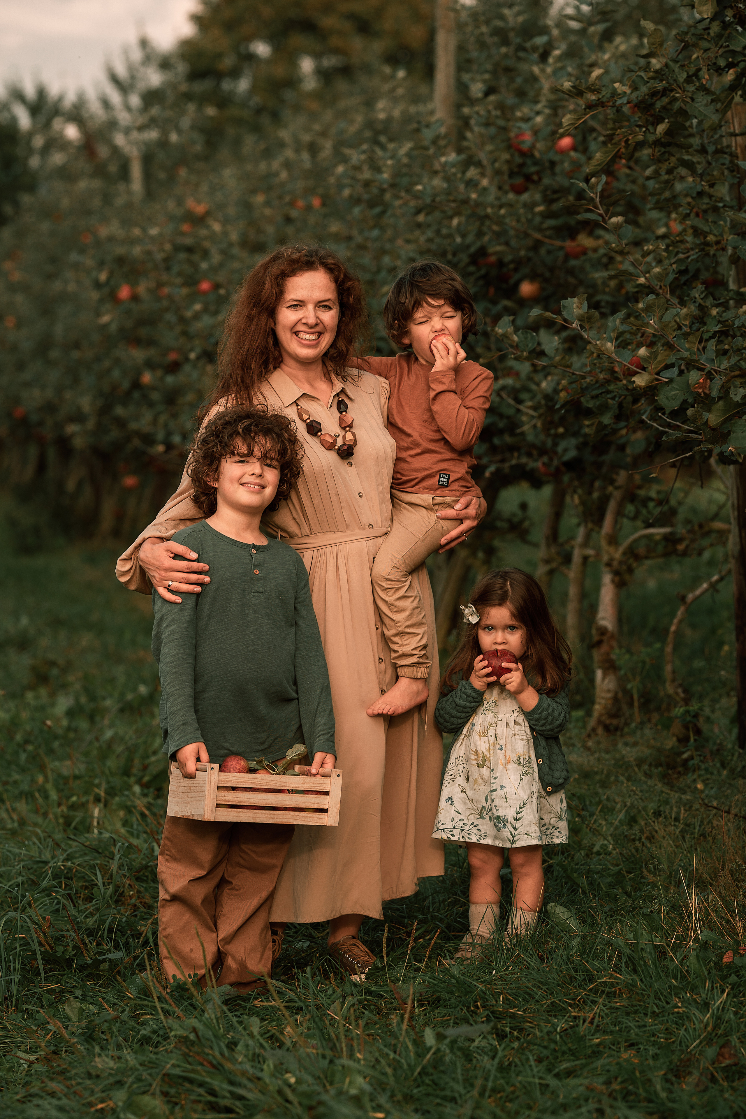 Apple Harvest. Family, Lifestyle and Portrait photograher in Trier, Germany
