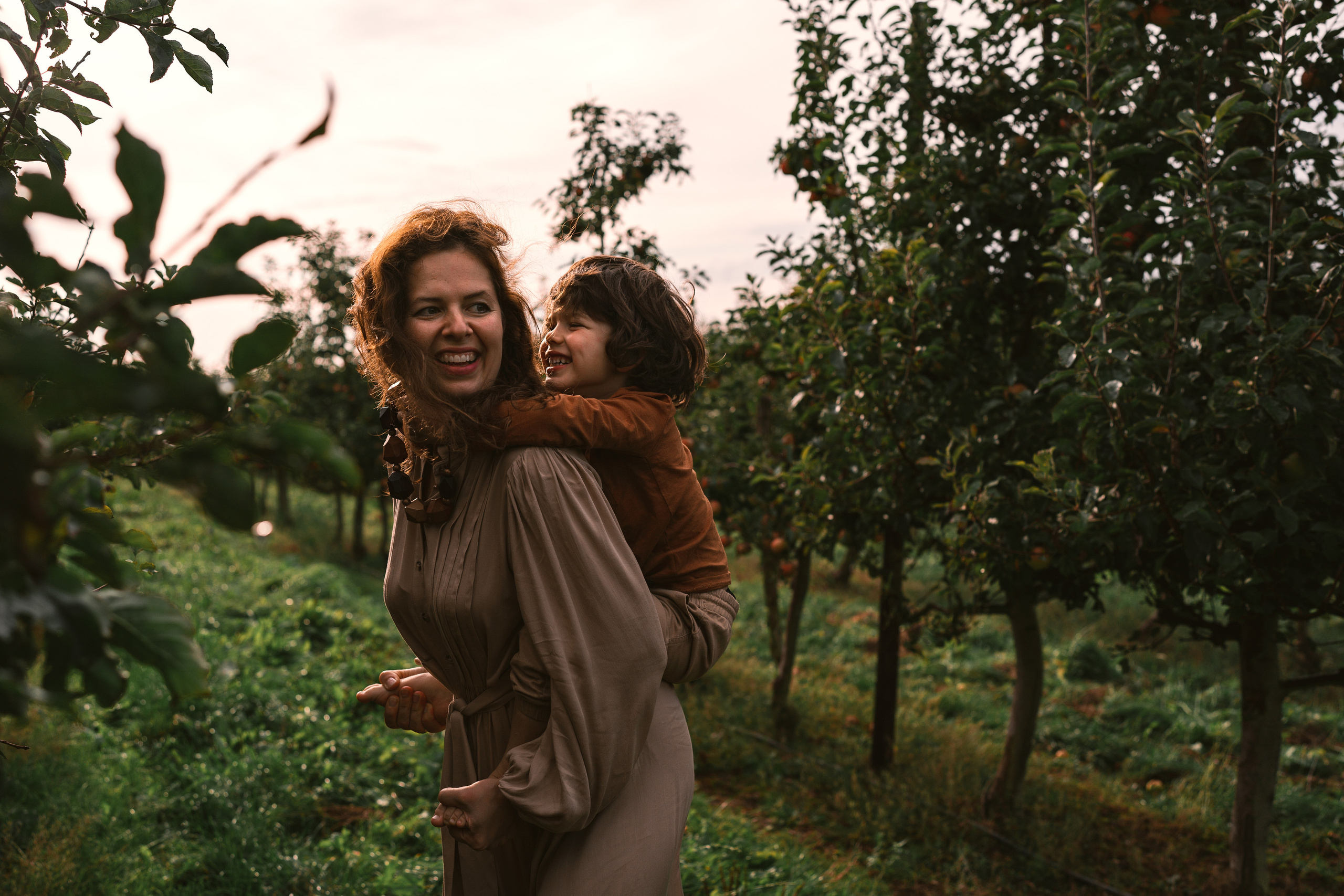 Apple Harvest. Family, Lifestyle and Portrait photograher in Trier, Germany