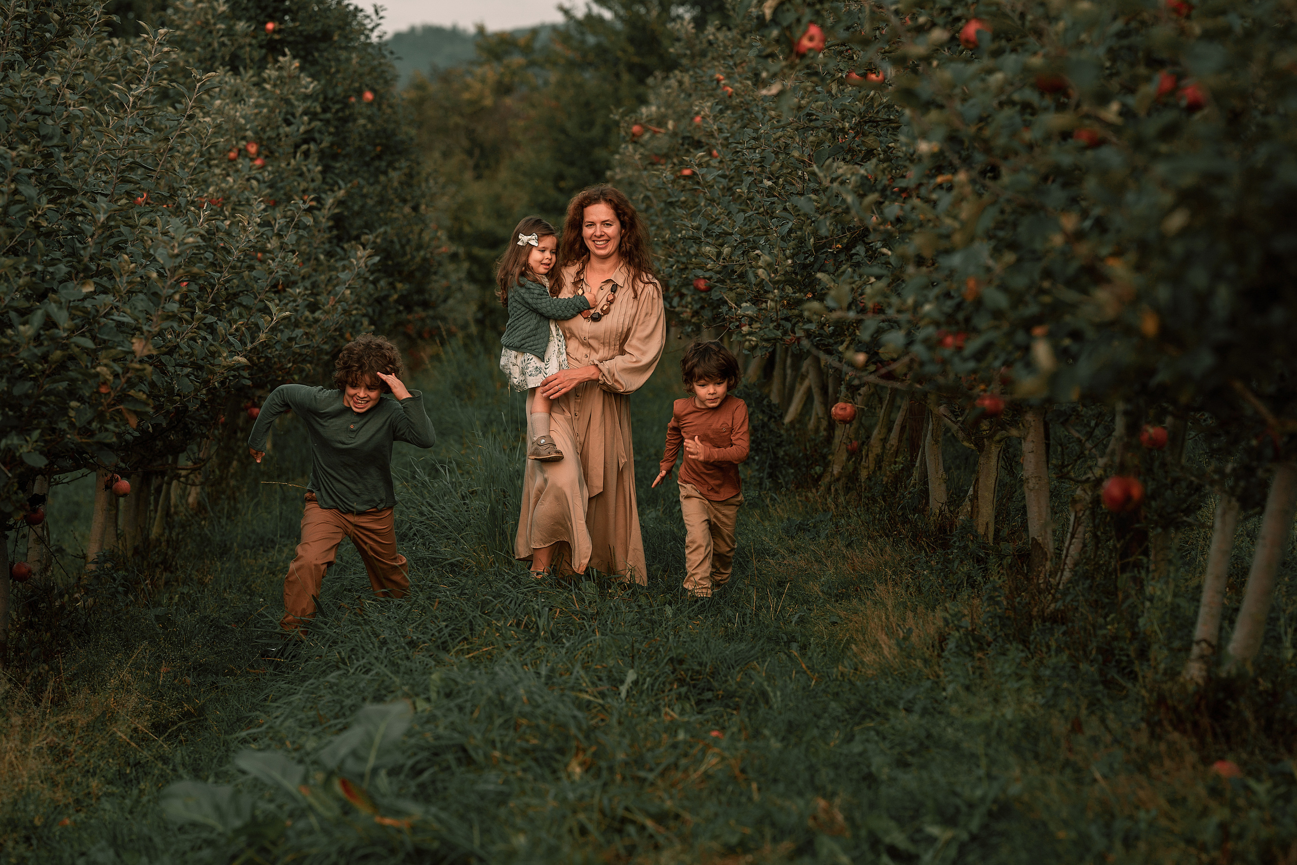 Apple Harvest. Family, Lifestyle and Portrait photograher in Trier, Germany