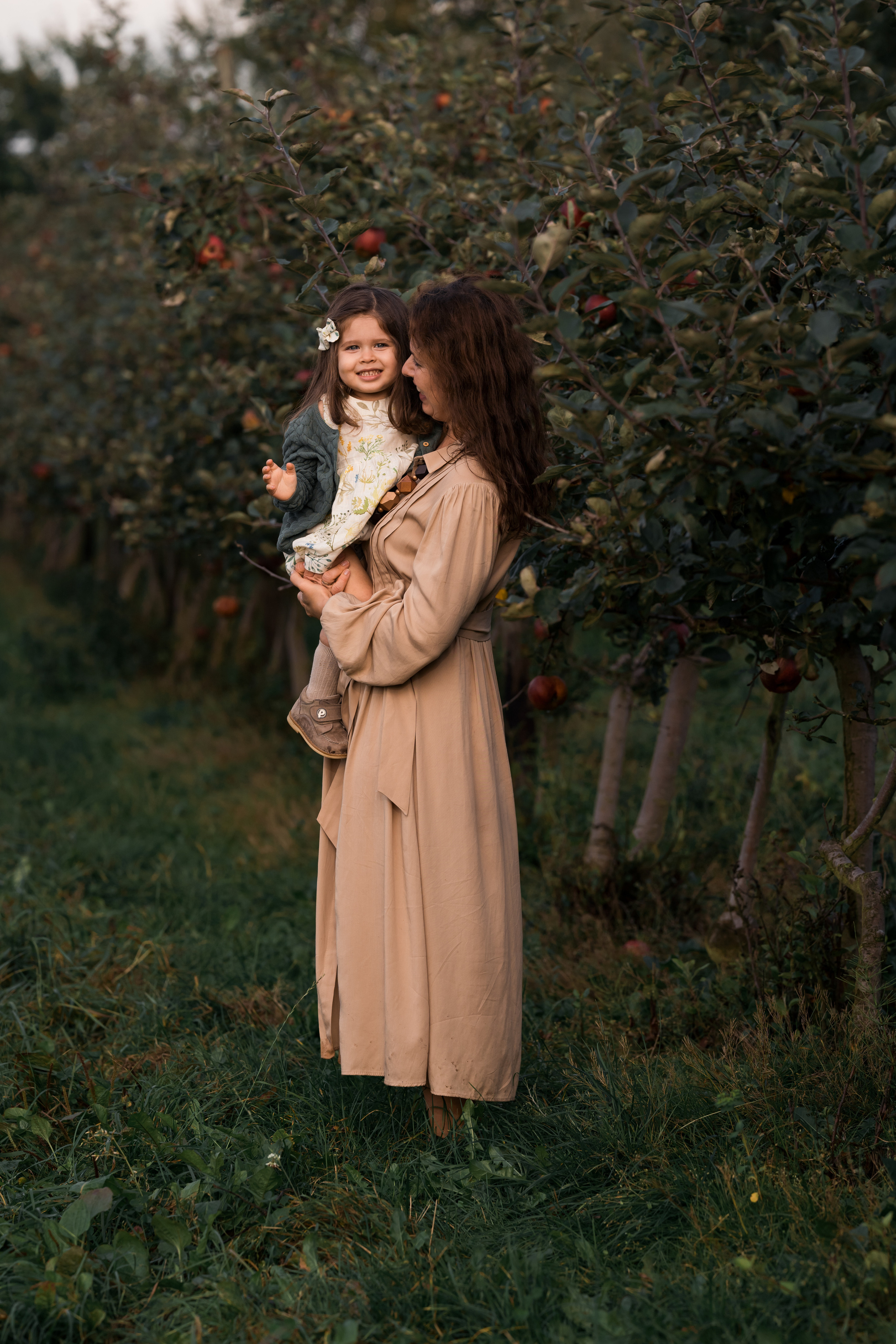 Apple Harvest. Family, Lifestyle and Portrait photograher in Trier, Germany