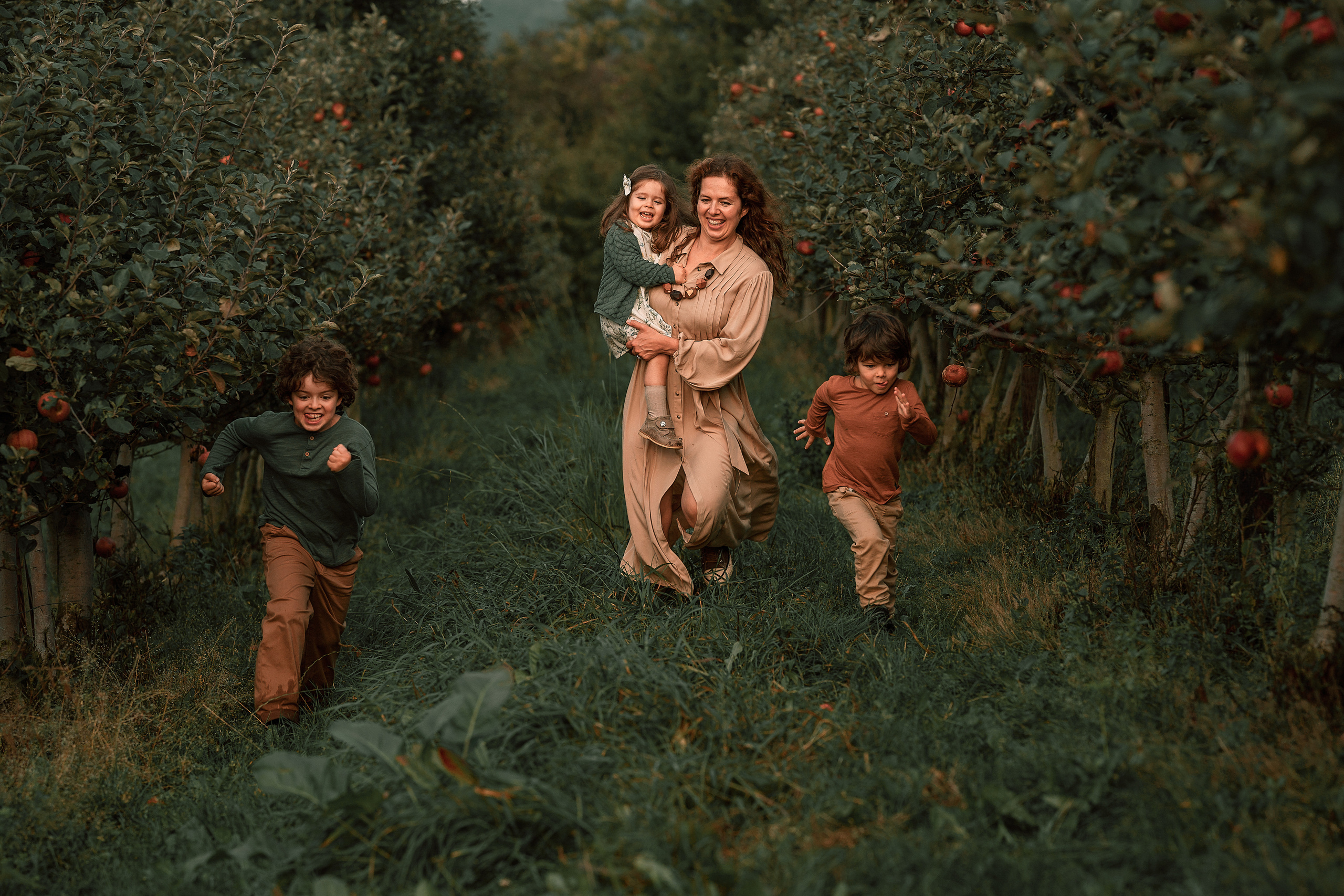 Apple Harvest. Family, Lifestyle and Portrait photograher in Trier, Germany
