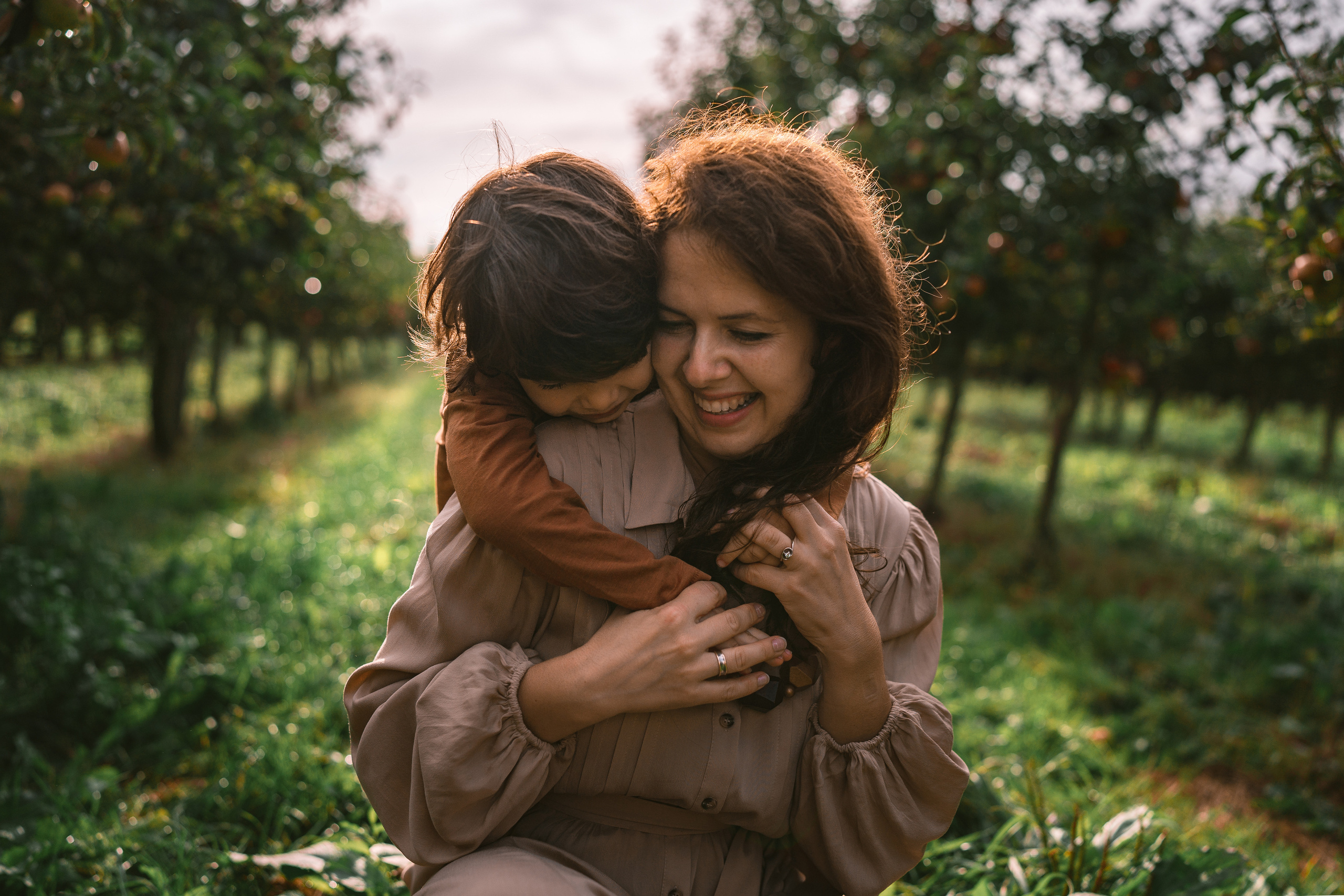Apple Harvest. Family, Lifestyle and Portrait photograher in Trier, Germany