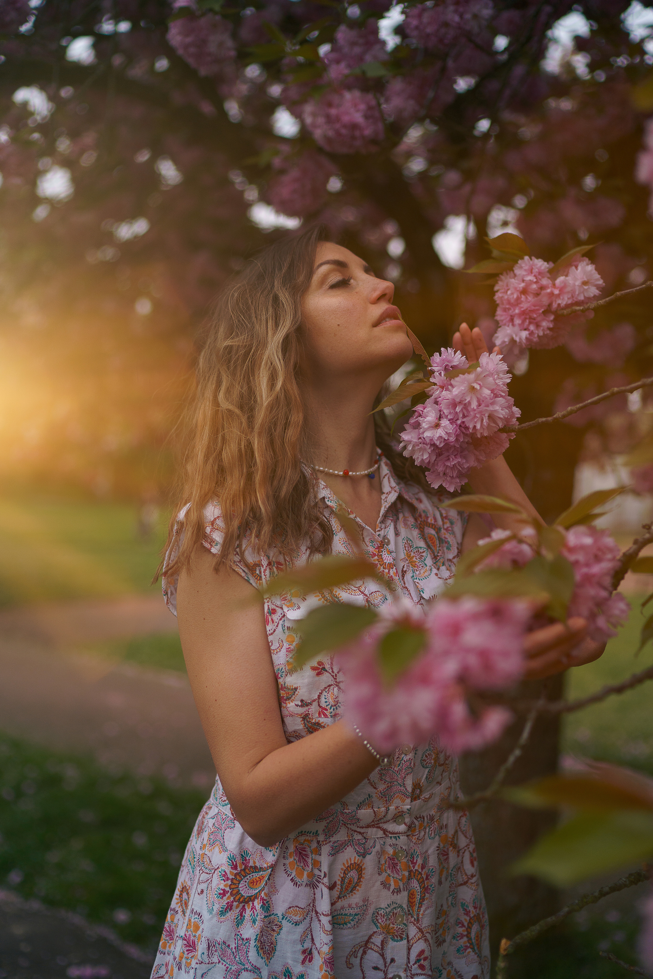 Ольга в цветущей сакуре. Семейный, детский и женский фотограф в Германии, Трире
