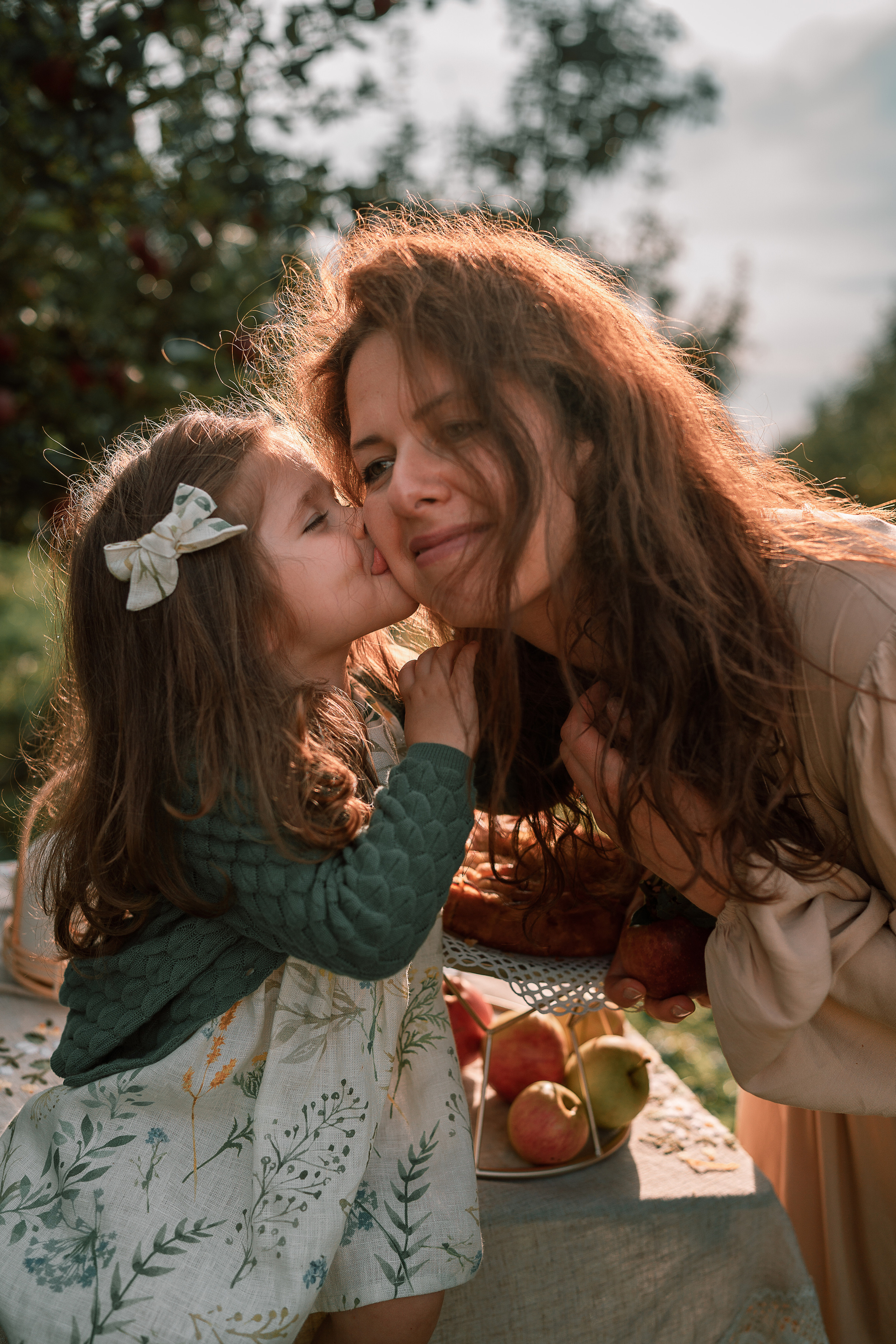 Apple Harvest. Family, Lifestyle and Portrait photograher in Trier, Germany