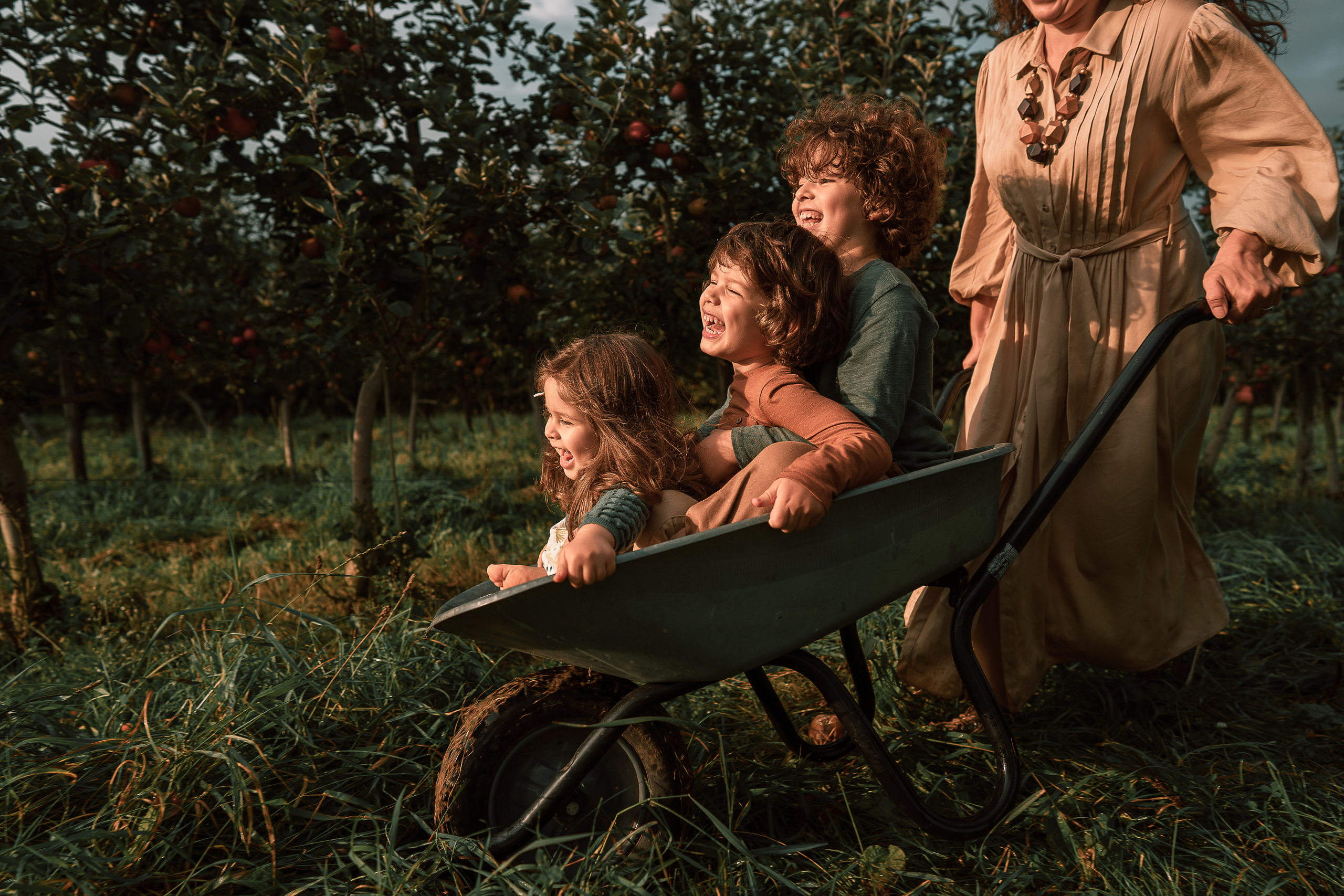 Apple Harvest. Family, Lifestyle and Portrait photograher in Trier, Germany