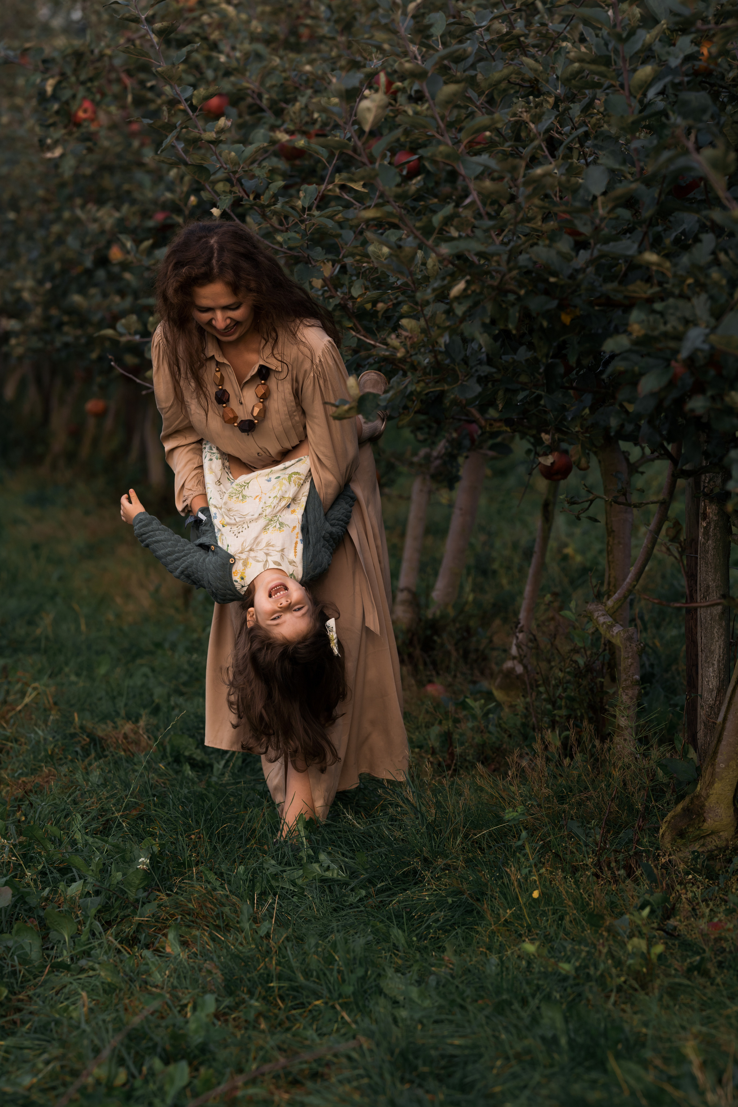 Apple Harvest. Family, Lifestyle and Portrait photograher in Trier, Germany