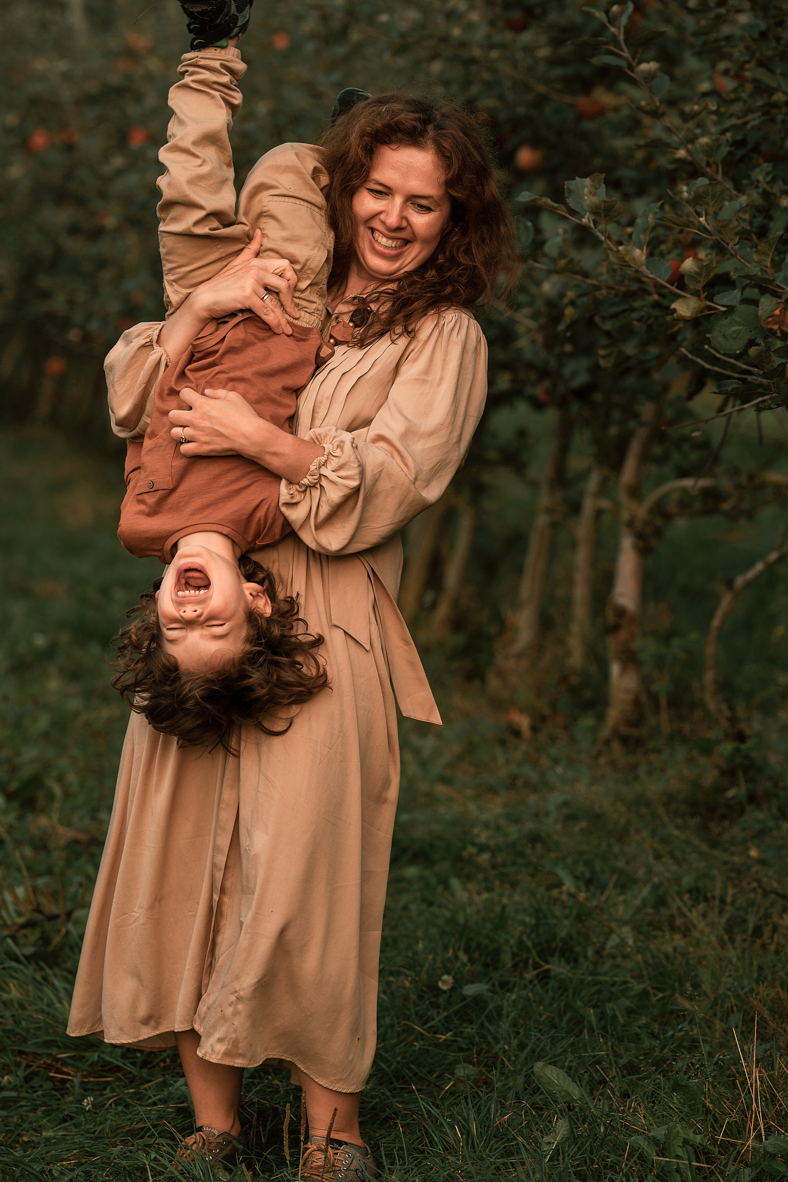 Apple Harvest. Family, Lifestyle and Portrait photograher in Trier, Germany