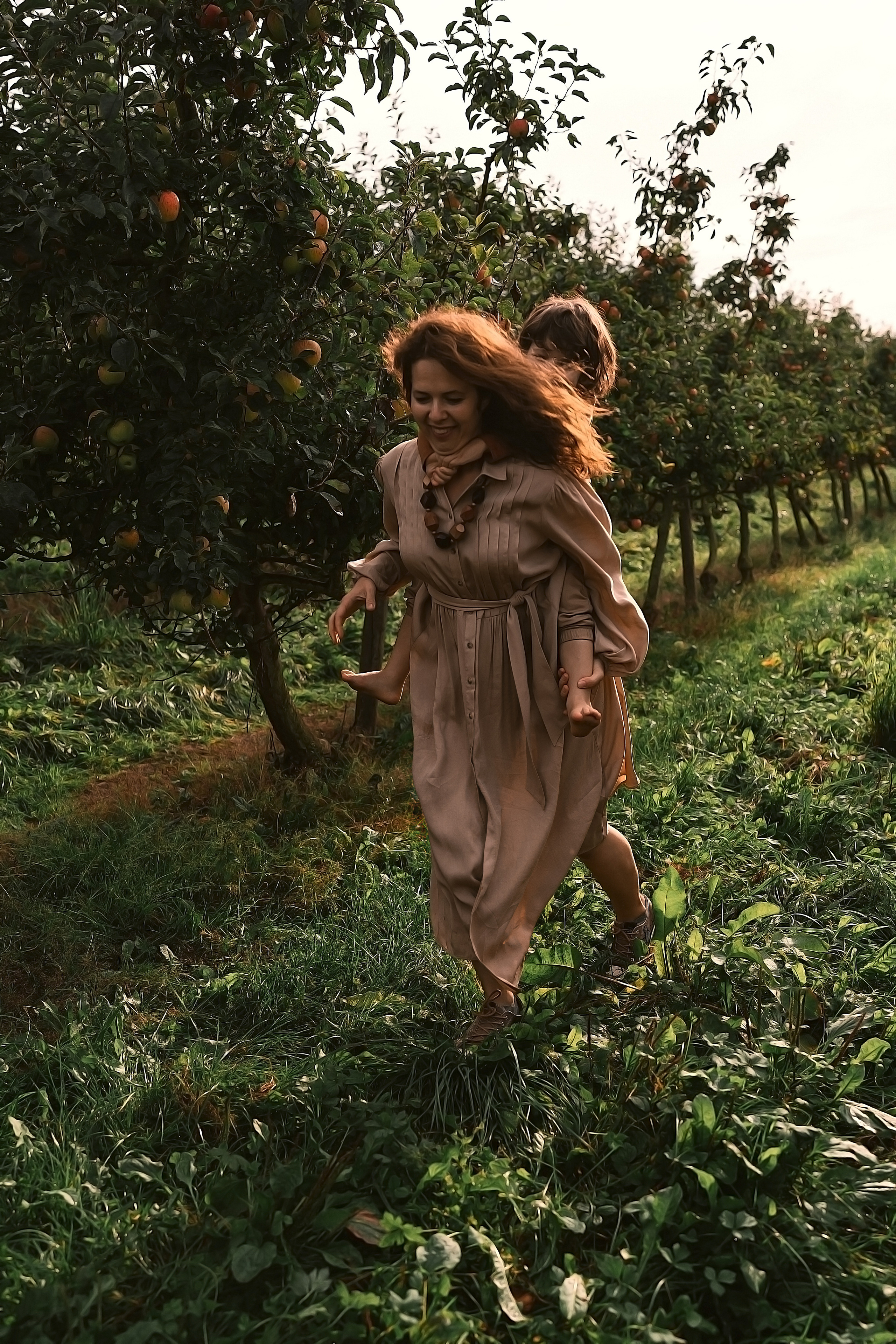 Apple Harvest. Family, Lifestyle and Portrait photograher in Trier, Germany