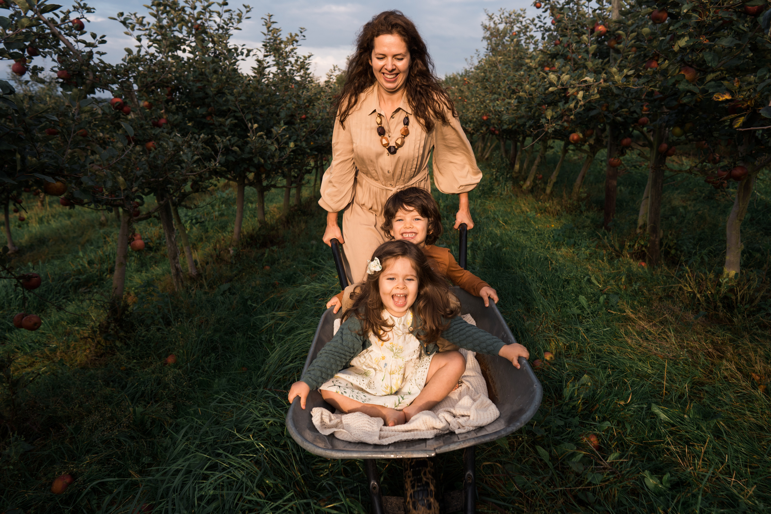 Apple Harvest. Family, Lifestyle and Portrait photograher in Trier, Germany