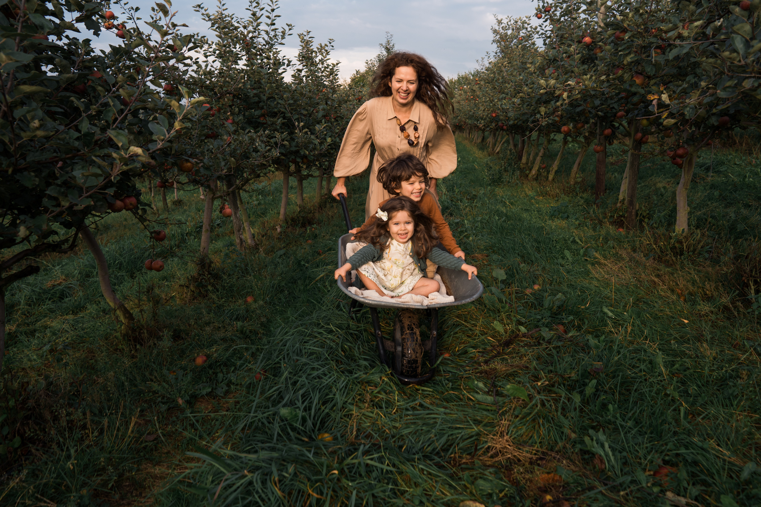Apple Harvest. Family, Lifestyle and Portrait photograher in Trier, Germany
