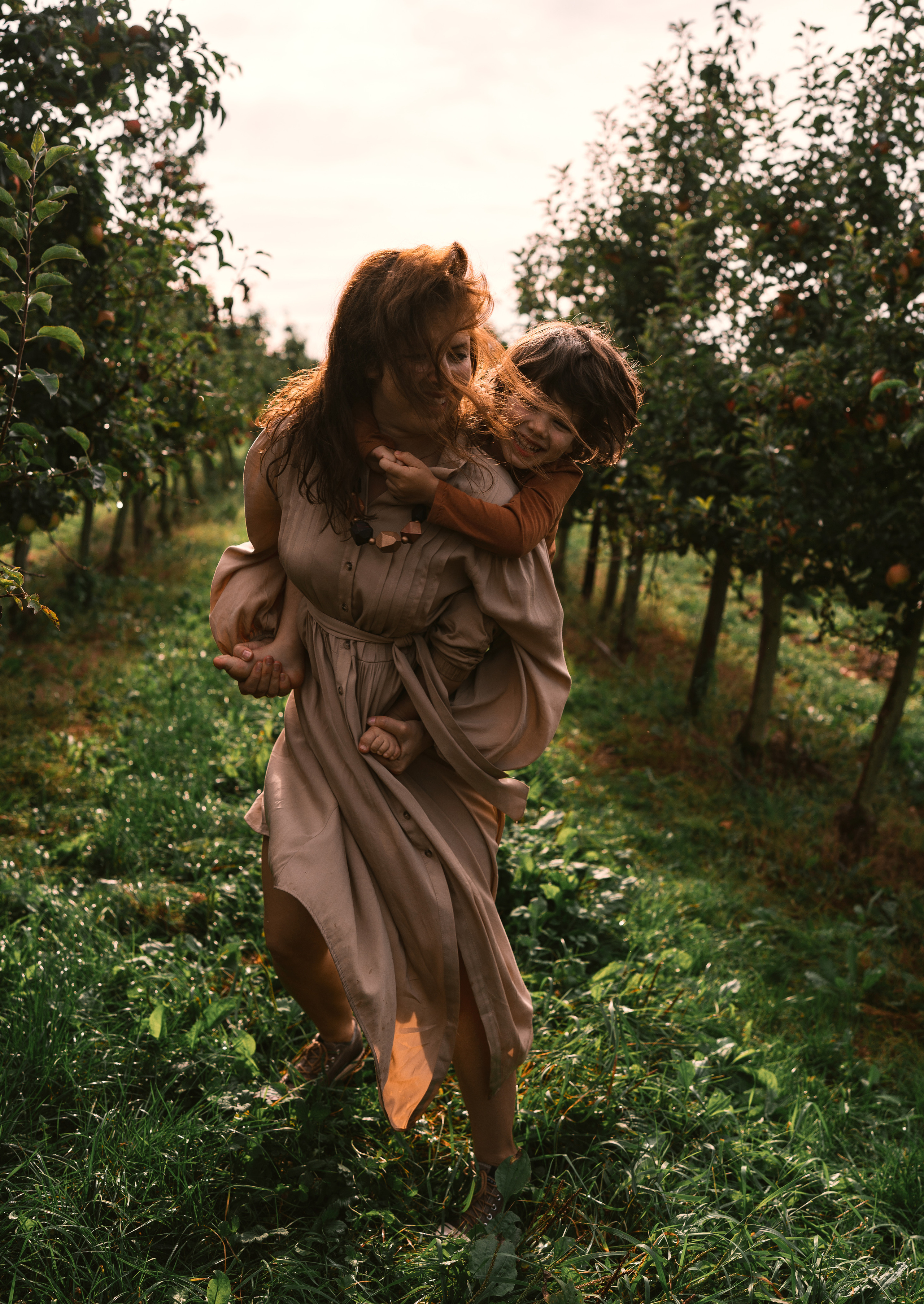 Apple Harvest. Family, Lifestyle and Portrait photograher in Trier, Germany