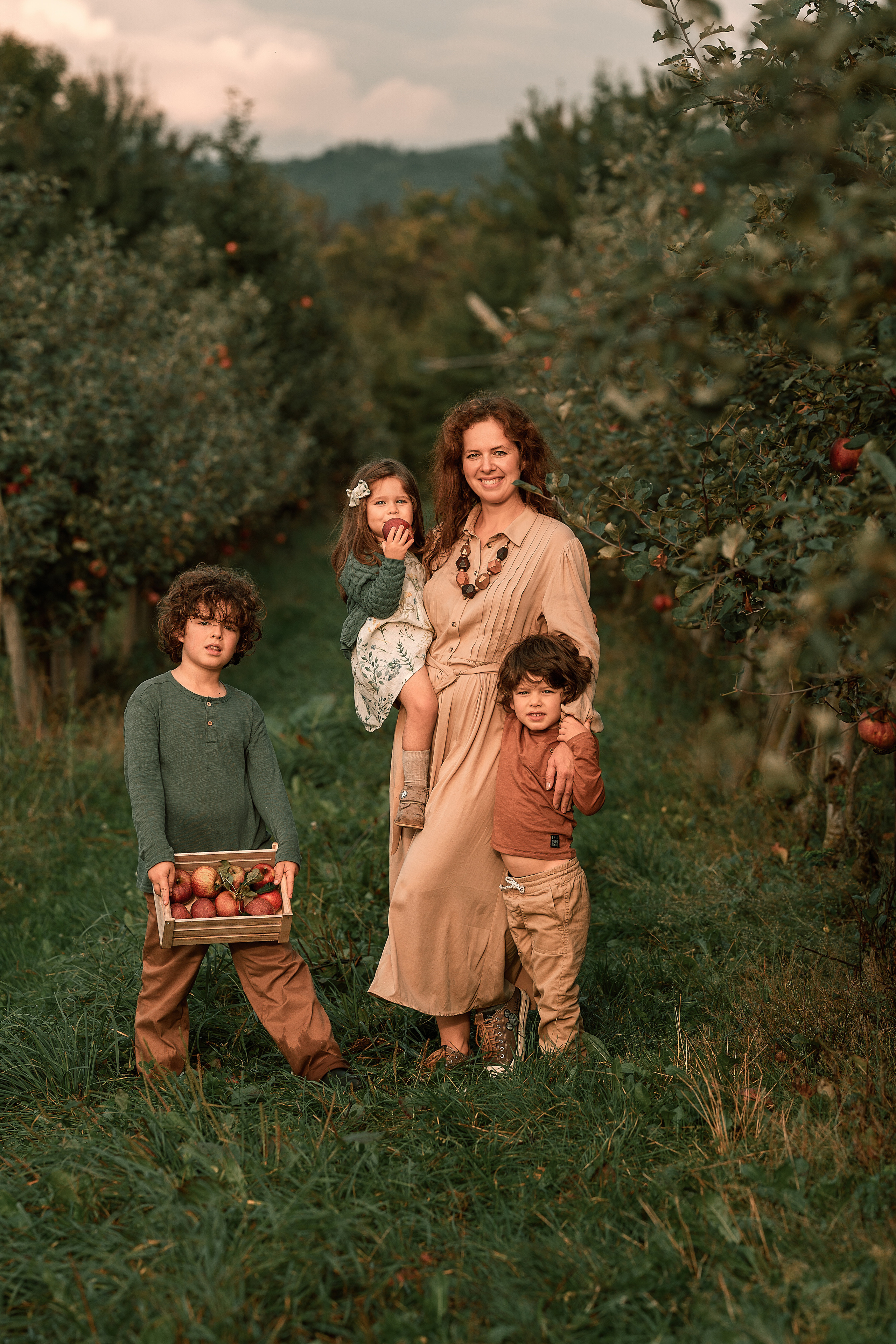 Apple Harvest. Family, Lifestyle and Portrait photograher in Trier, Germany