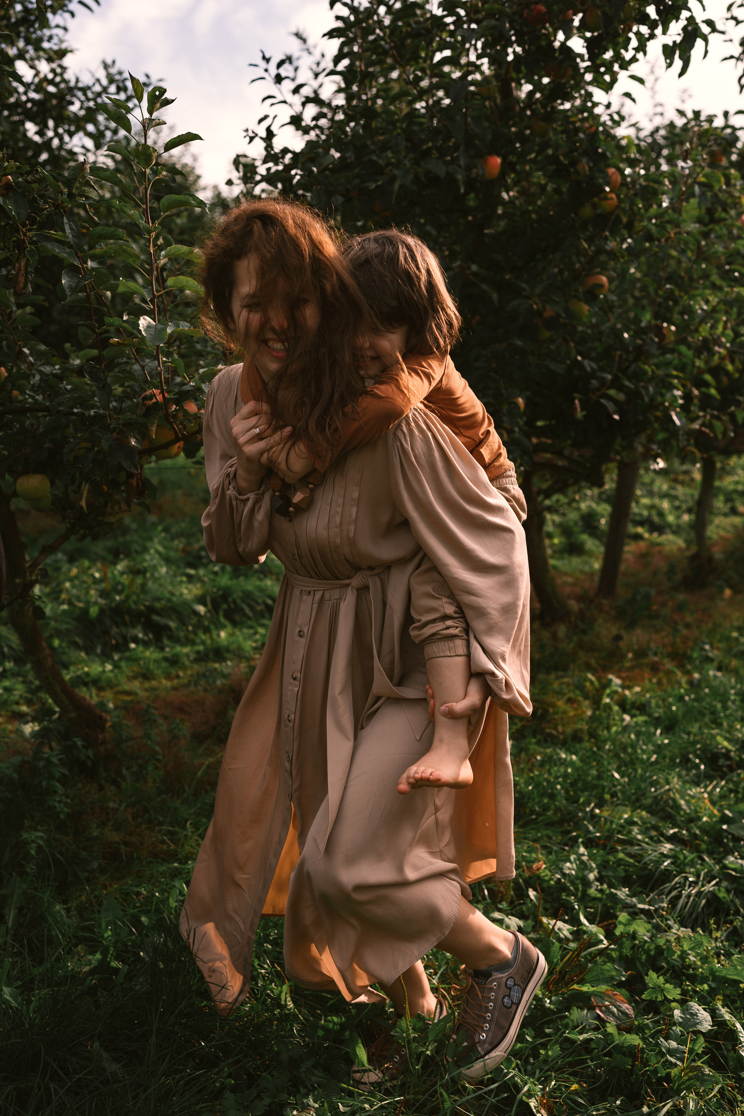Apple Harvest. Family, Lifestyle and Portrait photograher in Trier, Germany