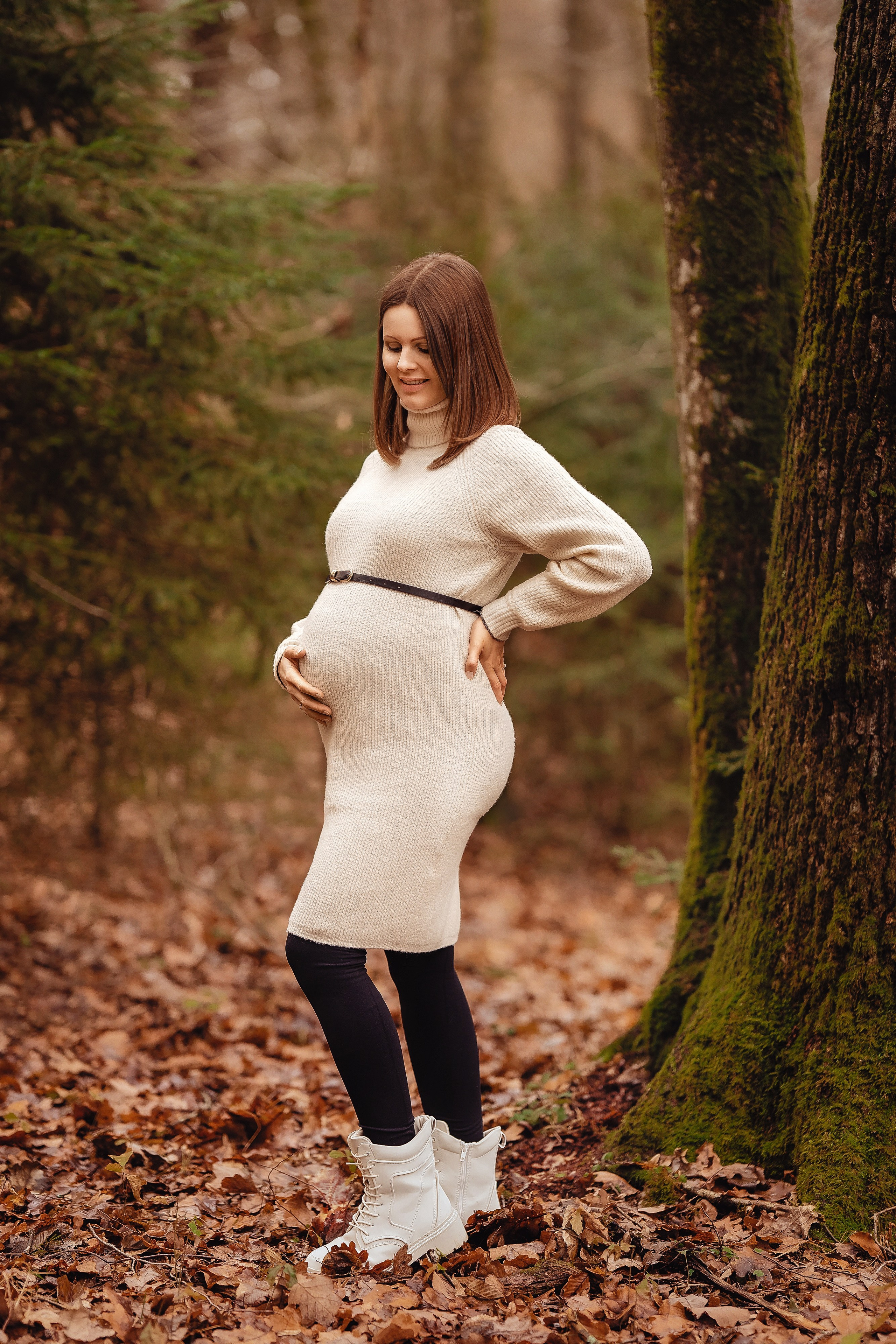 Babybauch im Wald. Portraitfotografie in Gründau Elena Ohnstedt