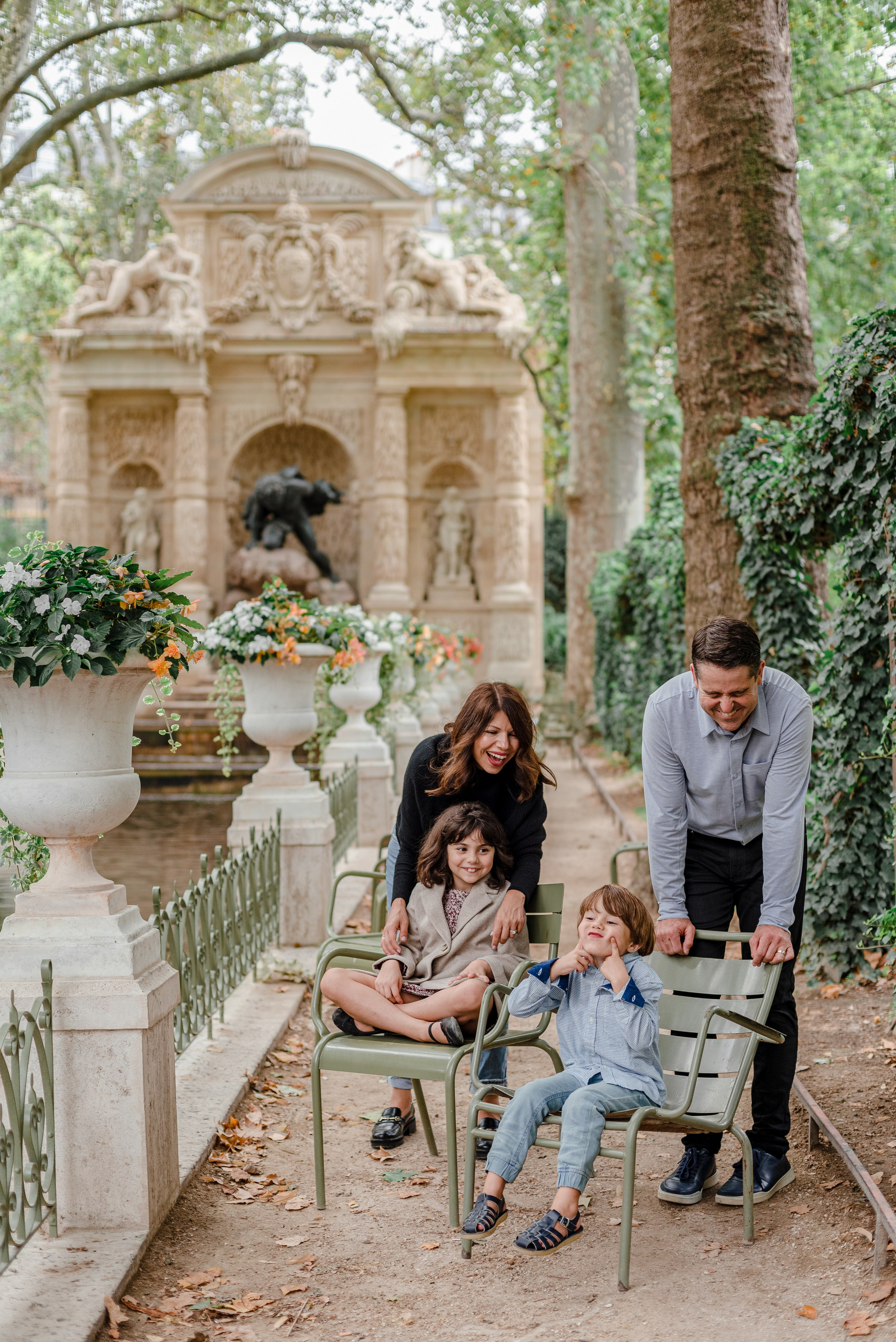 Family session in Luxembourg Gardens. Ksenia Marchand/ Lifestyle photographer in Paris