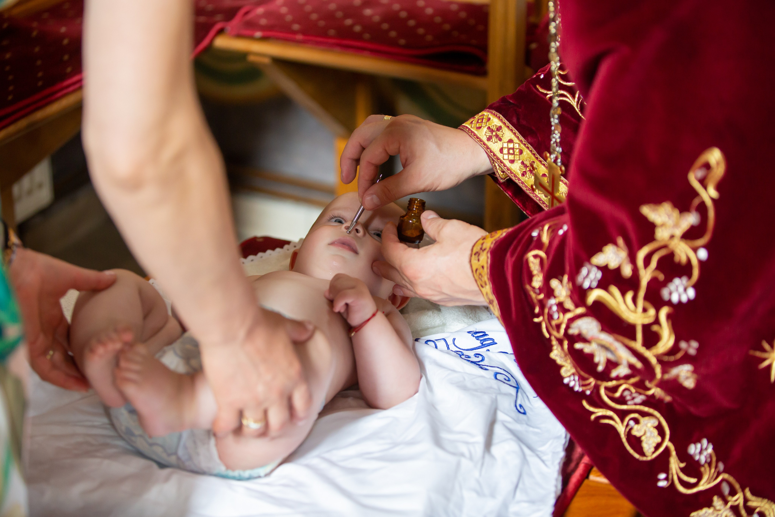 “Bebeluș botezat în biserică, ținut în brațe de nași”	•	“Detaliu cu lumânarea de botez decorată cu flori albe”	•	“Părinți emoționați alături de copilul lor la ceremonia de botez”	•	“Masa festivă de botez cu decor tematic și tort personalizat”	•	“Momentul în care preotul toarnă apă sfințită pe fruntea bebelușului”	“Bebeluș în rochie albă de botez, zâmbind în brațele mamei”	•	“Detaliu cu cruciulița de botez așezată pe o pernă de satin”	•	“Părinți și nași aprinzând lumânările în timpul ceremoniei de botez”	•	“Tort de botez decorat cu figurine tematice și numele copilului”	•	“Copil botezat dormind liniștit în pătuțul decorat festiv”	•	“Momentul în care preotul binecuvântează copilul în fața altarului”	•	“Invitați adunându-se în jurul mesei festive la petrecerea de botez”	•	“Bebeluș ținând în mână o jucărie personalizată primită la botez”	•	“Familie fericită pozând împreună după ceremonia de botez”	•	“Decor tematic cu baloane și flori la locația petrecerii de botez” fotograf Botoșani fotograf evenimente fotograf botez Alin Chirila fotograf alinofotostudio,- Preotul ținându-l pe micuțul Mathias Gabriel la botez, în biserica Înălțarea Domnului, Copălău  - Detalii de la botezul lui Mathias – lumânare, trusou și icoană  - Familia lui Mathias Gabriel alături de micuț, în ziua botezului  - Portret emoționant cu mama și bebelușul în brațe, în biserică,fotograf profesionist evenimente Botoșani, Iași, Suceava, Fălticeni, Bacău, Pașcani, Roman - AlinoFotoStudio by Alin Chirilă - servicii foto nuntă, botez, cununie, ședințe foto creative, albume personalizate, fotografii emoționante și calitative pentru cele mai importante momente din viață,fotograf nuntă Botoșani Alin Chirilă,  ședință foto botez Iași - AlinoFotoStudio,  servicii fotograf profesionist evenimente Suceava,  fotograf cununie civilă Fălticeni - Alin Chirilă,  album foto nuntă personalizat Bacău.“Bebeluș botezat în biserică, ținut în brațe de nași”	•	“Detaliu cu lumânarea de botez decorată cu flori albe”	•	“Părinți emoționați alături de copilul lor la ceremonia de botez”	•	“Masa festivă de botez cu decor tematic și tort personalizat”	•	“Momentul în care preotul toarnă apă sfințită pe fruntea bebelușului”	“Bebeluș în rochie albă de botez, zâmbind în brațele mamei”	•	“Detaliu cu cruciulița de botez așezată pe o pernă de satin”	•	“Părinți și nași aprinzând lumânările în timpul ceremoniei de botez”	•	“Tort de botez decorat cu figurine tematice și numele copilului”	•	“Copil botezat dormind liniștit în pătuțul decorat festiv”	•	“Momentul în care preotul binecuvântează copilul în fața altarului”	•	“Invitați adunându-se în jurul mesei festive la petrecerea de botez”	•	“Bebeluș ținând în mână o jucărie personalizată primită la botez”	•	“Familie fericită pozând împreună după ceremonia de botez”	•	“Decor tematic cu baloane și flori la locația petrecerii de botez” fotograf Botoșani fotograf evenimente fotograf botez Alin Chirila fotograf alinofotostudio.fotograf botez Amelis Maria, fotografie botez Botoșani, fotograf Alin Chirilă, amintiri botez, fotografii botez, botez Amelis Maria, fotograf copii, fotografie botez în Botoșani,