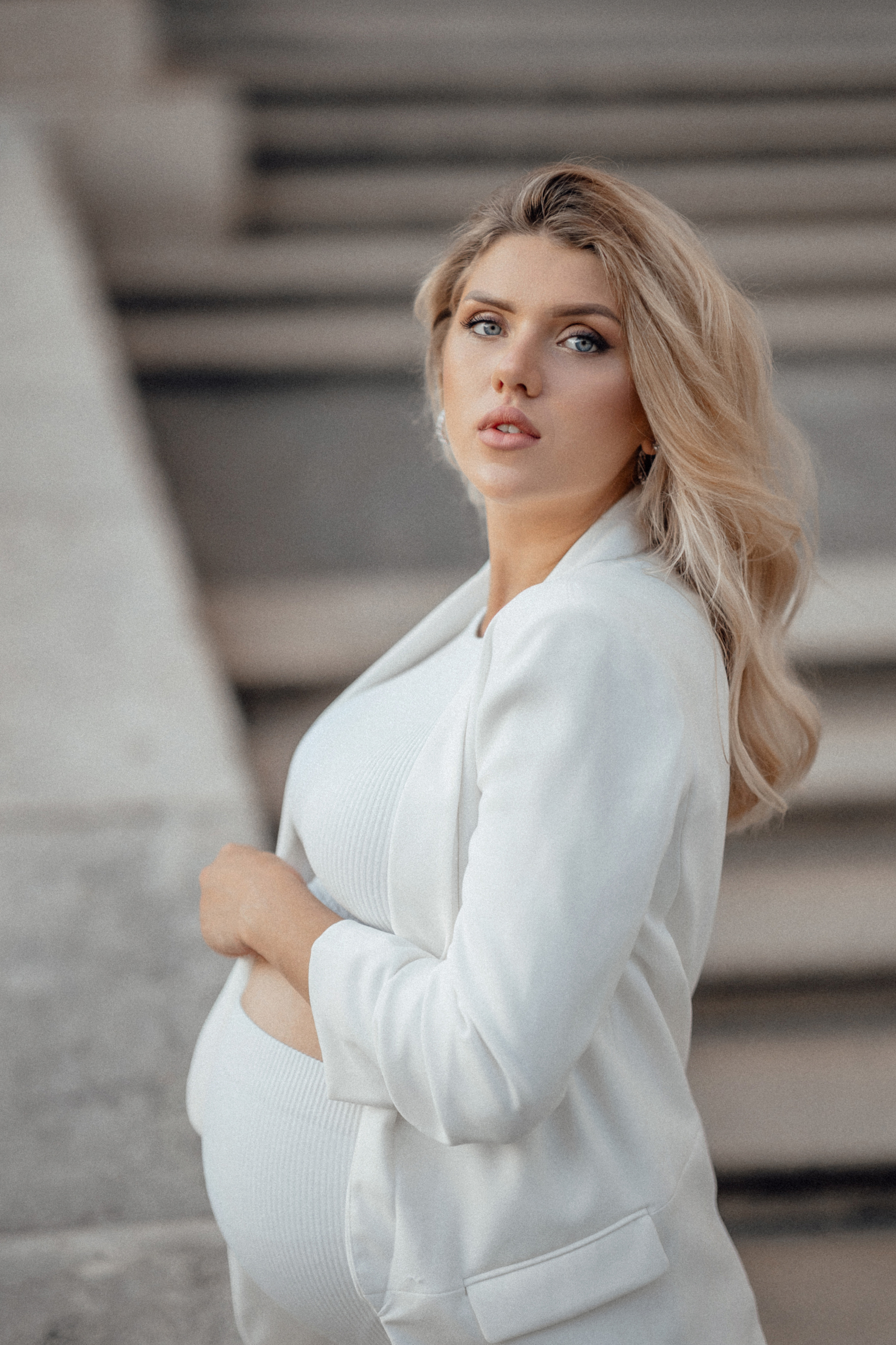 Pregnancy street style. Family photograph in Munich Anastasia Vorobtsova